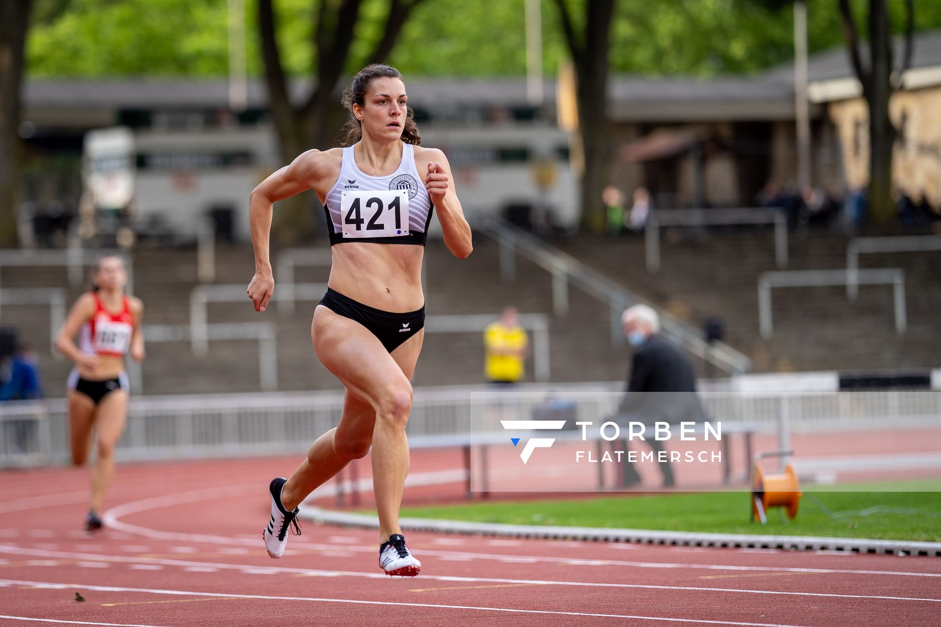Lena Naumann (LT DSHS Koeln) ueber 400m am 11.07.2020 waehrend dem Backontrack-Meeting in Dortmund