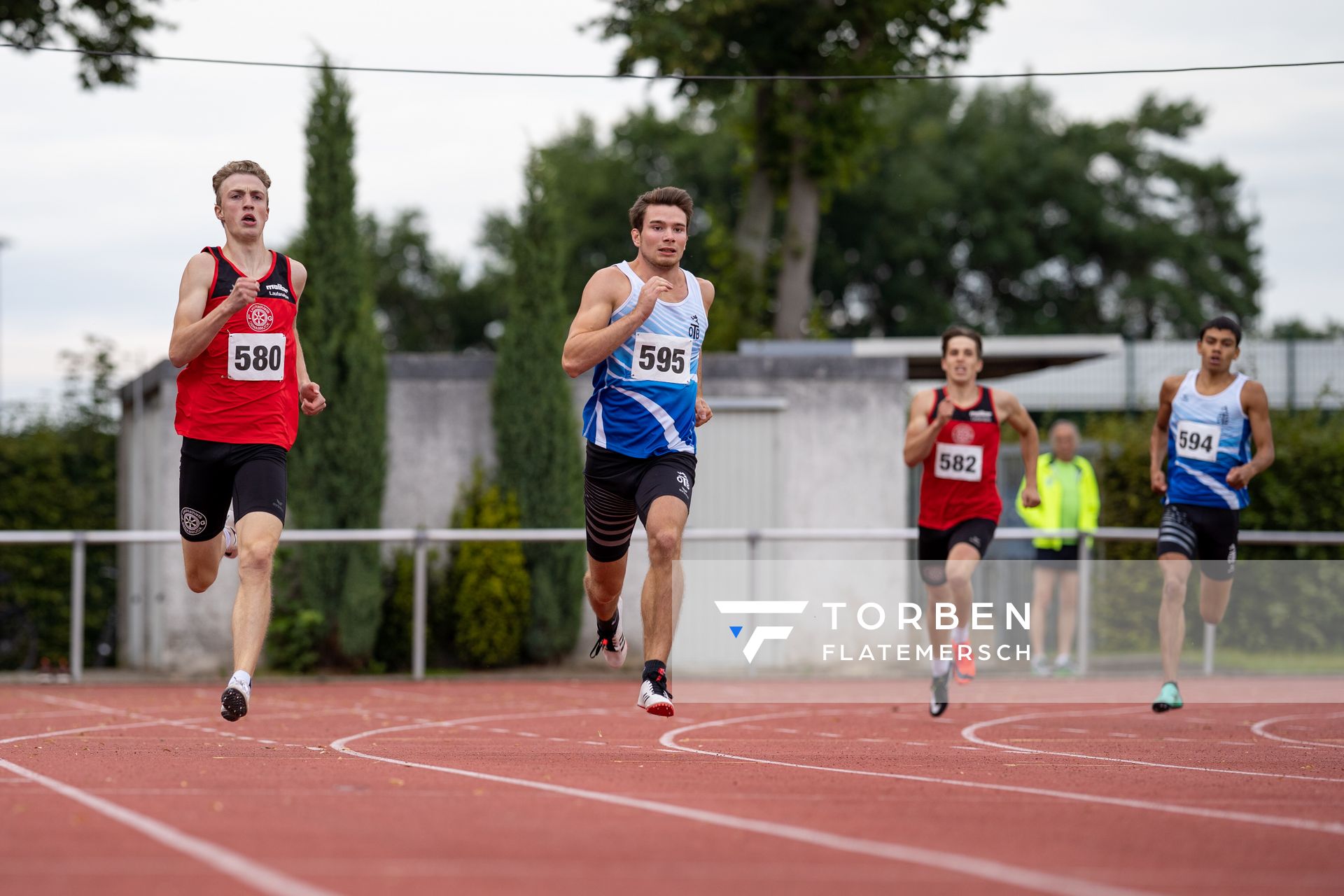 Andre Rohling (LG Osnabrueck), Dominik Koepke (OTB Osnabrueck) ueber 400m am 22.07.2020 waehrend dem Meller Laeufermeeting