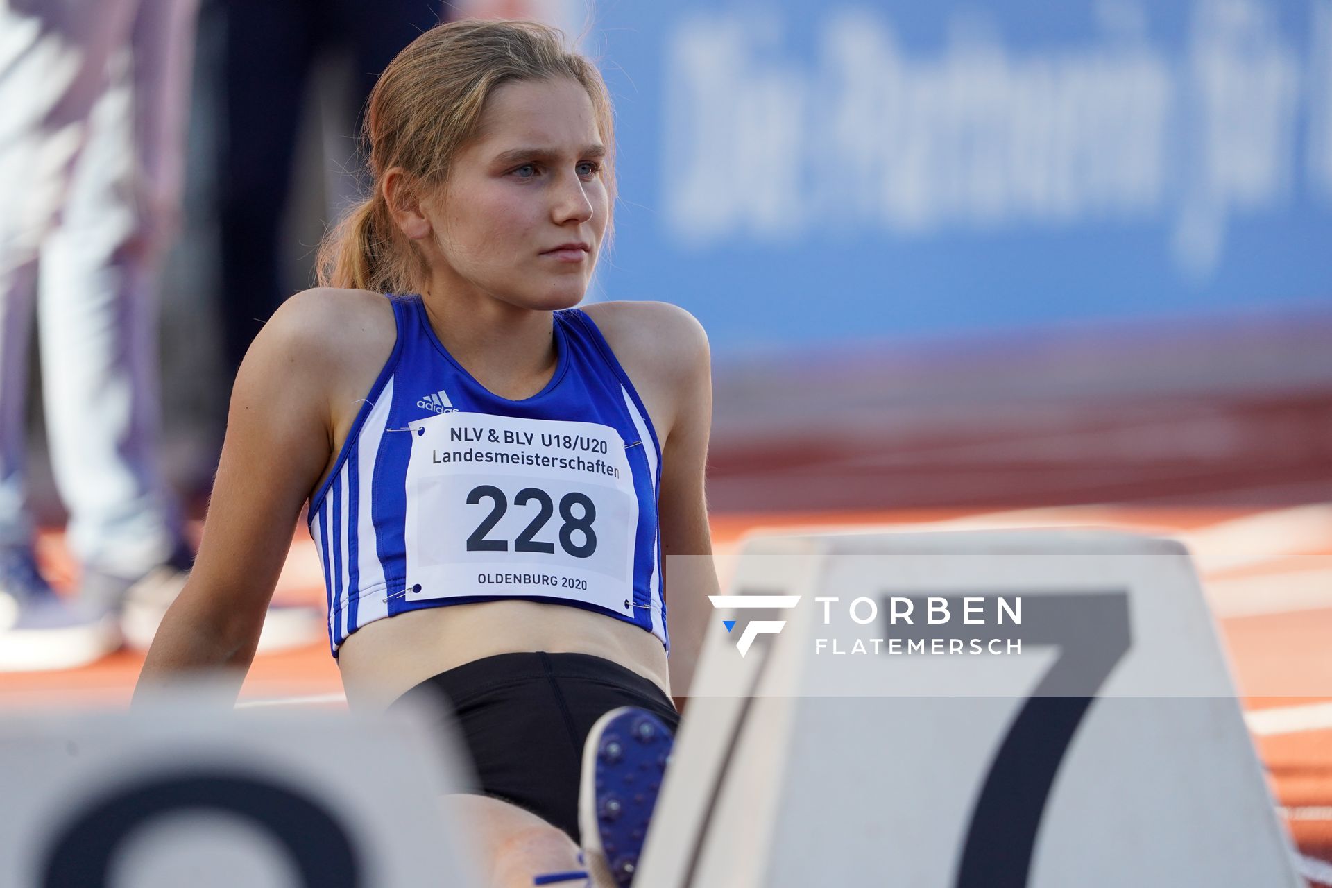 Ilka Luise Meyer (SV Rosche) wartet auf den 800m Start am 19.09.2020 waehrend den niedersaechsischen Leichtathletik-Landesmeisterschaften U18/U20 im Stadion am Marschweg in Oldenburg (Tag 1)