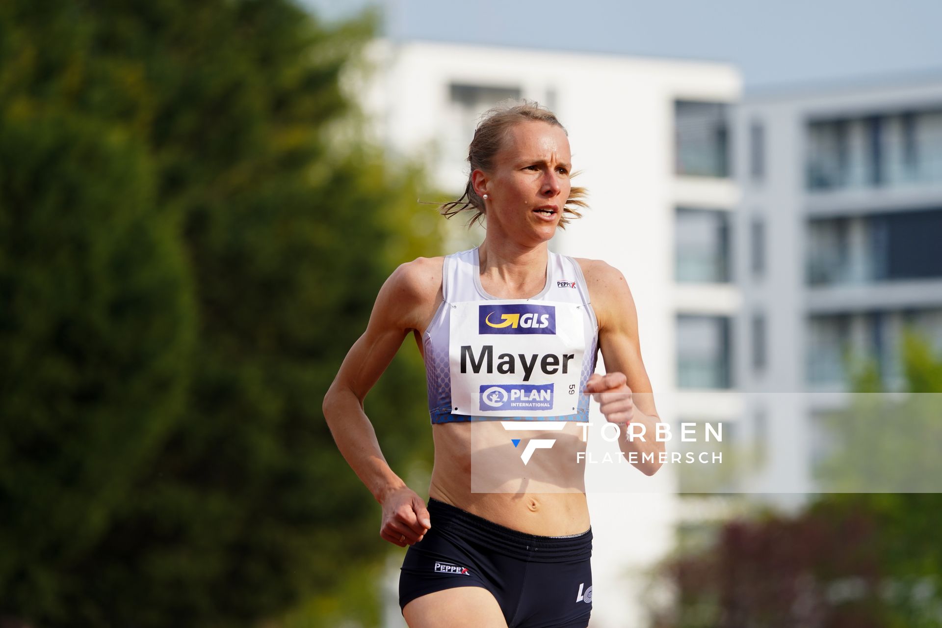 Domenika Mayer (LG TELIS FINANZ Regensburg) am 01.05.2021 waehrend der Deutschen Meisterschaften Langstrecke im Otto-Schott-Sportzentrum in Mainz