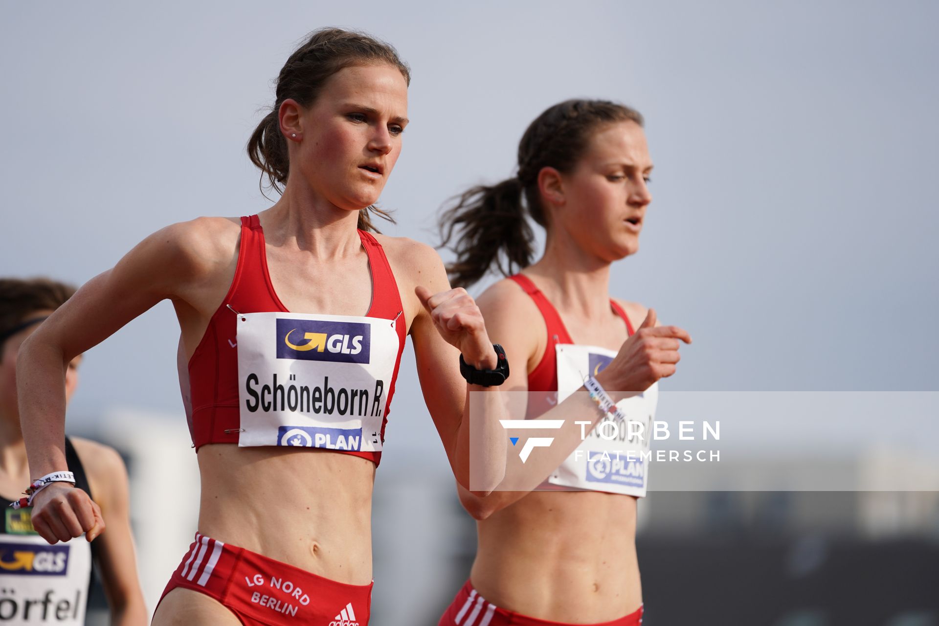 Rabea Schoeneborn (LG Nord Berlin) und Deborah Schoeneborn (LG Nord Berlin) am 01.05.2021 waehrend der Deutschen Meisterschaften Langstrecke im Otto-Schott-Sportzentrum in Mainz