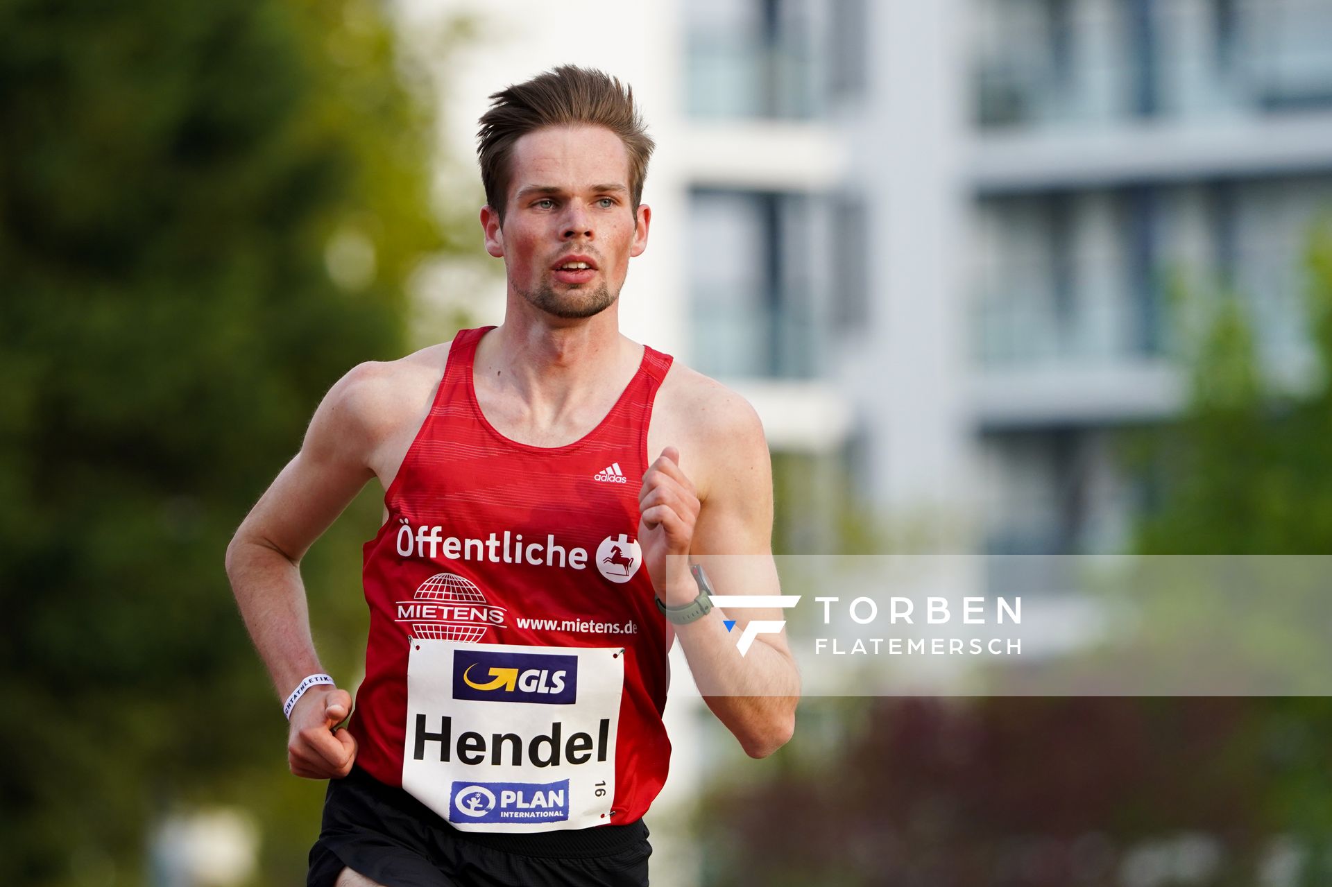 Sebastian Hendel (LG Braunschweig) am 01.05.2021 waehrend der Deutschen Meisterschaften Langstrecke im Otto-Schott-Sportzentrum in Mainz