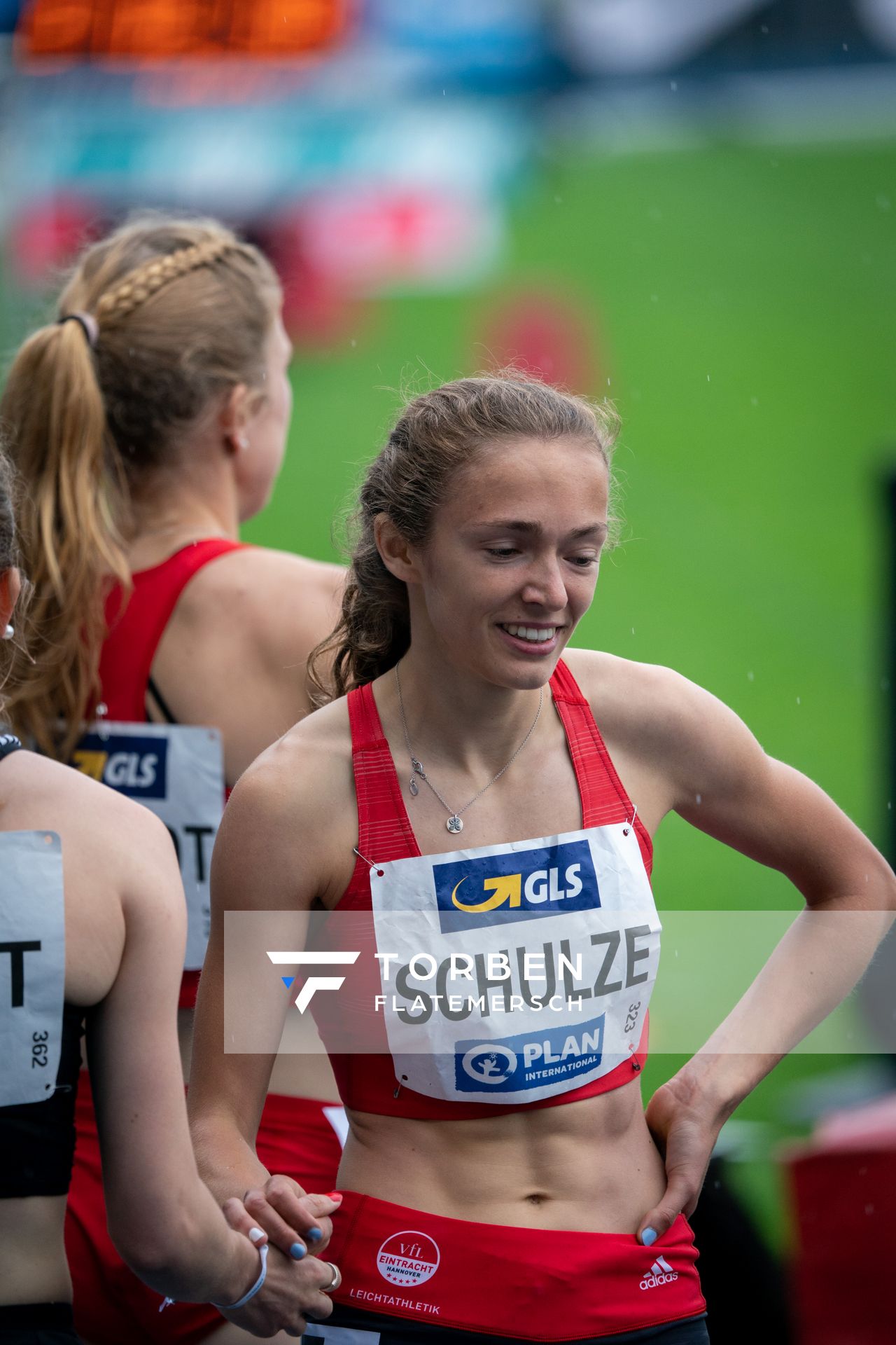 Sarah Fleur Schulze (VfL Eintracht Hannover)  nach dem 800m Lauf am 06.06.2021 waehrend den deutschen Leichtathletik-Meisterschaften 2021 im Eintracht-Stadion in Braunschweig