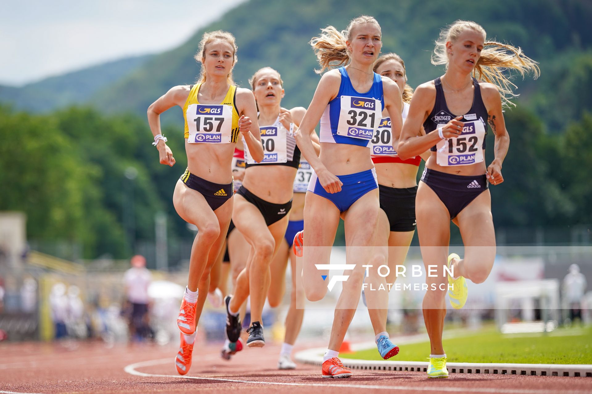 800m Vorlauf mit Xenia Krebs (VfL Loeningen),Majtie Kolberg (LG Kreis Ahrweiler) und Sophia Volkmer (TV Wetzlar) am 26.06.2021 waehrend den deutschen U23 Leichtathletik-Meisterschaften 2021 im Stadion Oberwerth in Koblenz