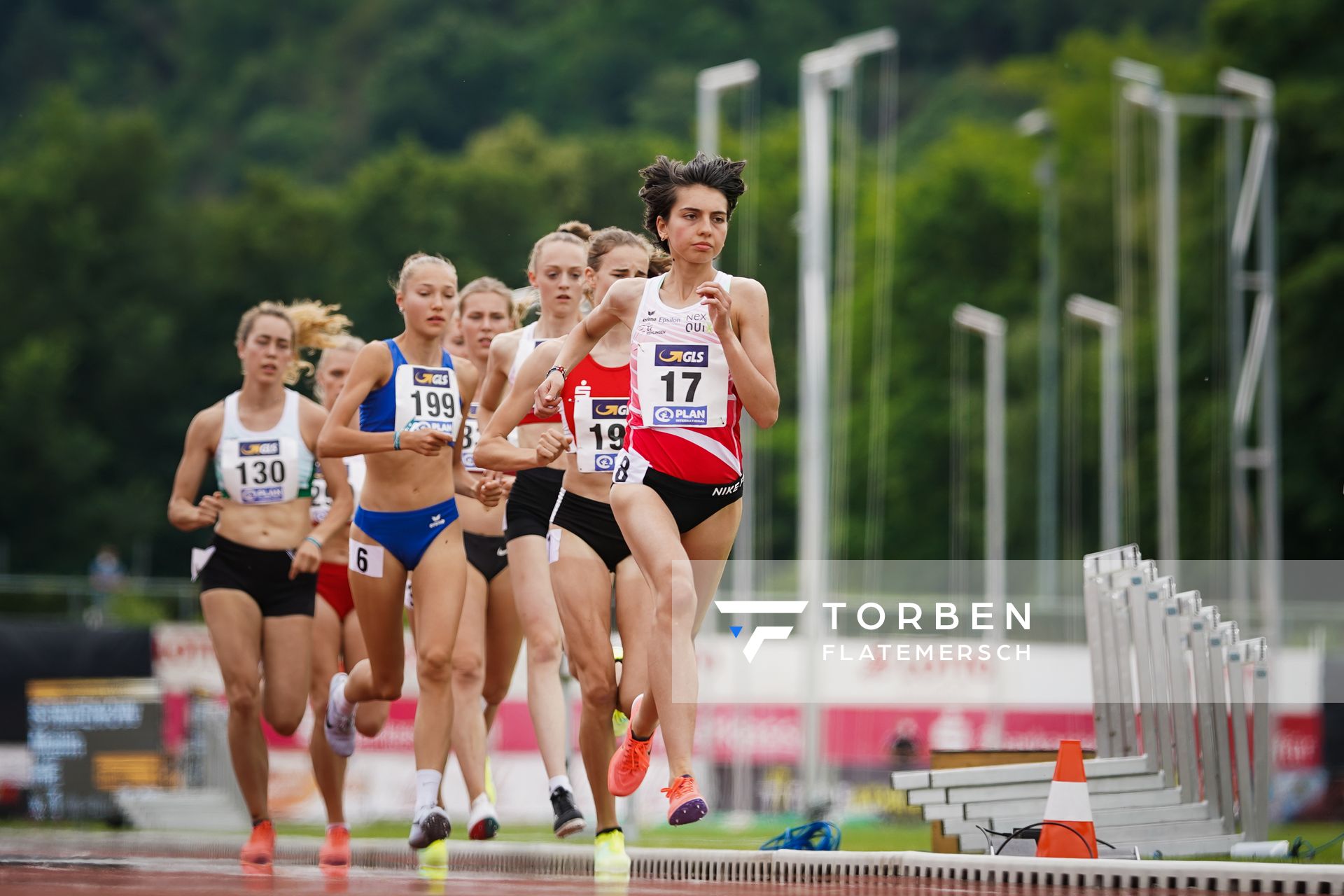 Sara Benfares (LC Rehlingen) fuehrt das Feld an im 1500m Finale am 27.06.2021 waehrend den deutschen U23 Leichtathletik-Meisterschaften 2021 im Stadion Oberwerth in Koblenz