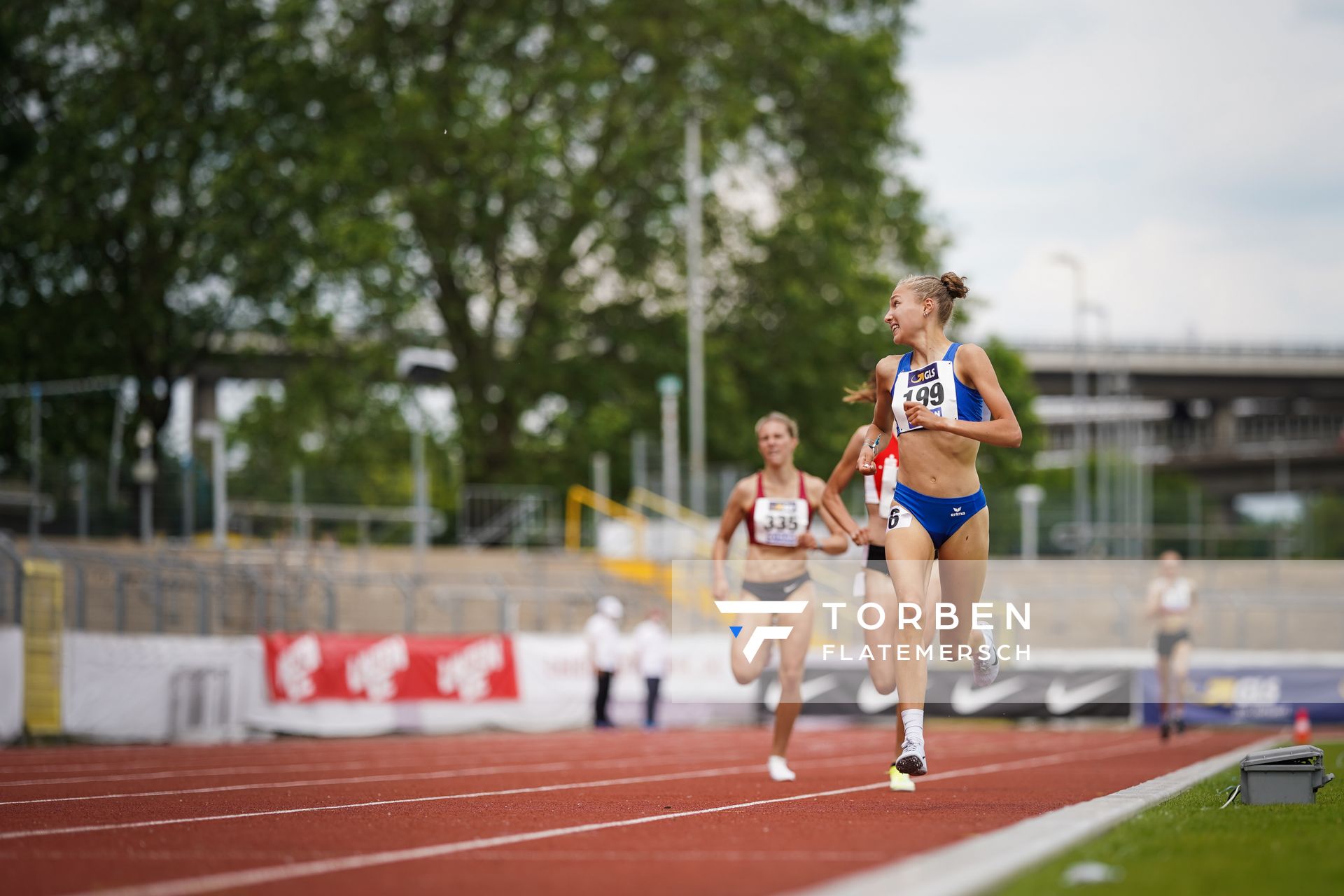 Fabiane Meyer (TV Westfalia Epe) sieht sich auf der Zielgeraden um im 1500m Finale am 27.06.2021 waehrend den deutschen U23 Leichtathletik-Meisterschaften 2021 im Stadion Oberwerth in Koblenz