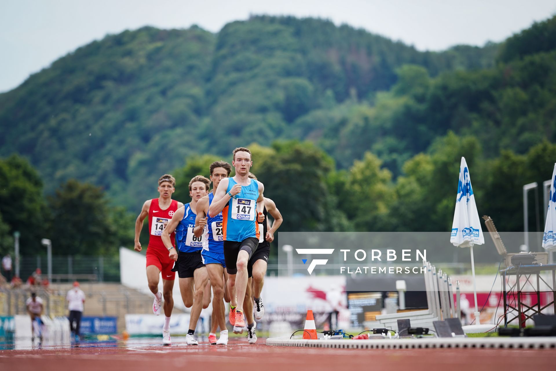 Maximilian Klink (LG Dornburg) fuehrt die 800m an nach 200 Metern am 27.06.2021 waehrend den deutschen U23 Leichtathletik-Meisterschaften 2021 im Stadion Oberwerth in Koblenz