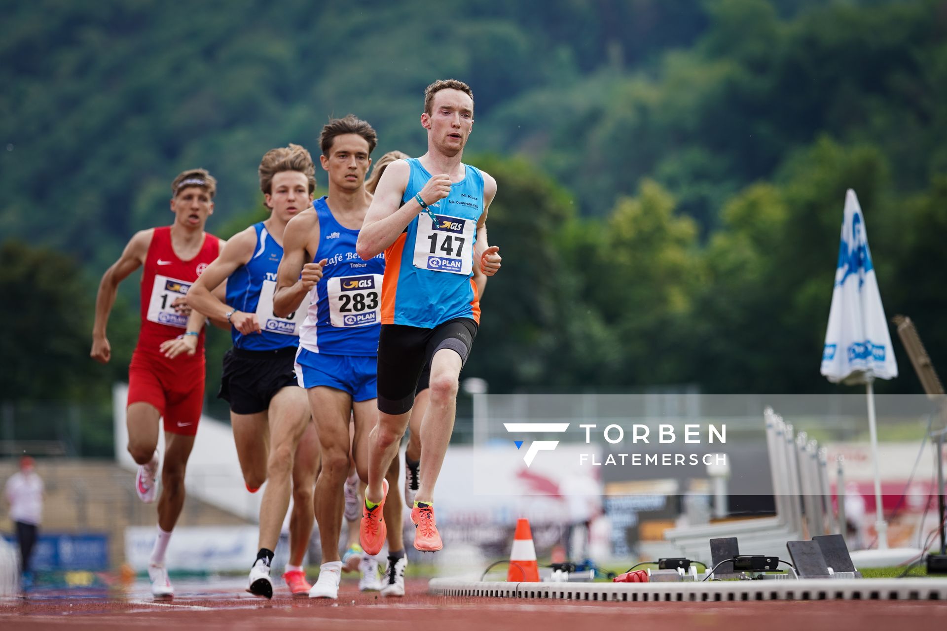 Maximilian Klink (LG Dornburg) fuehrt vor Oskar Schwarzer (TV Gross-Gerau) die 800m an nach 200 Metern am 27.06.2021 waehrend den deutschen U23 Leichtathletik-Meisterschaften 2021 im Stadion Oberwerth in Koblenz