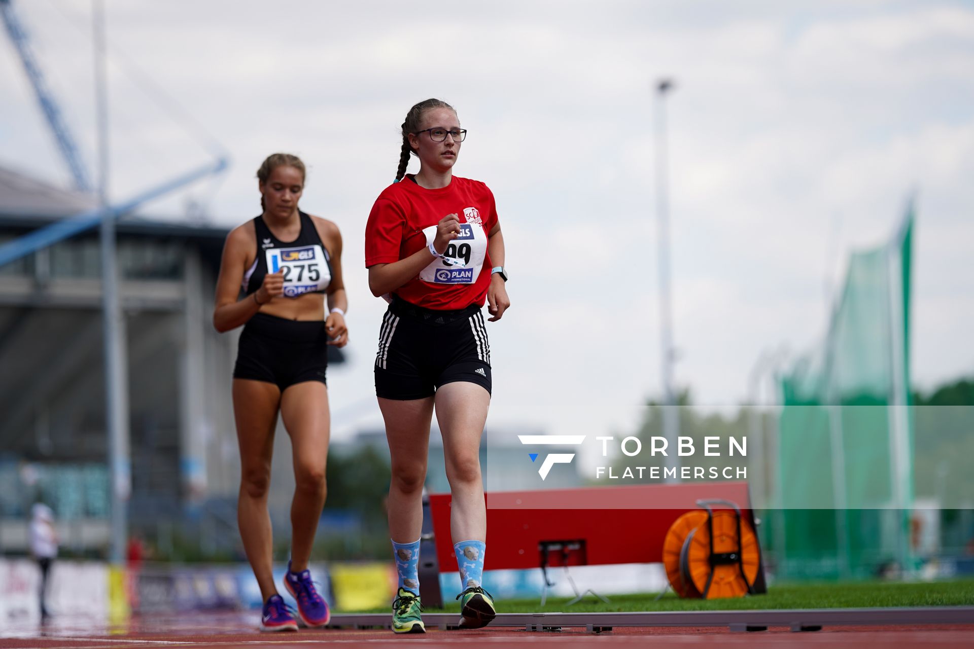 Geherinnen Lucy Steffen (SC Potsdam) vor Djamila Juergens (TSV Kranzegg) am 30.07.2021 waehrend den deutschen Leichtathletik-Jugendmeisterschaften 2021 in Rostock