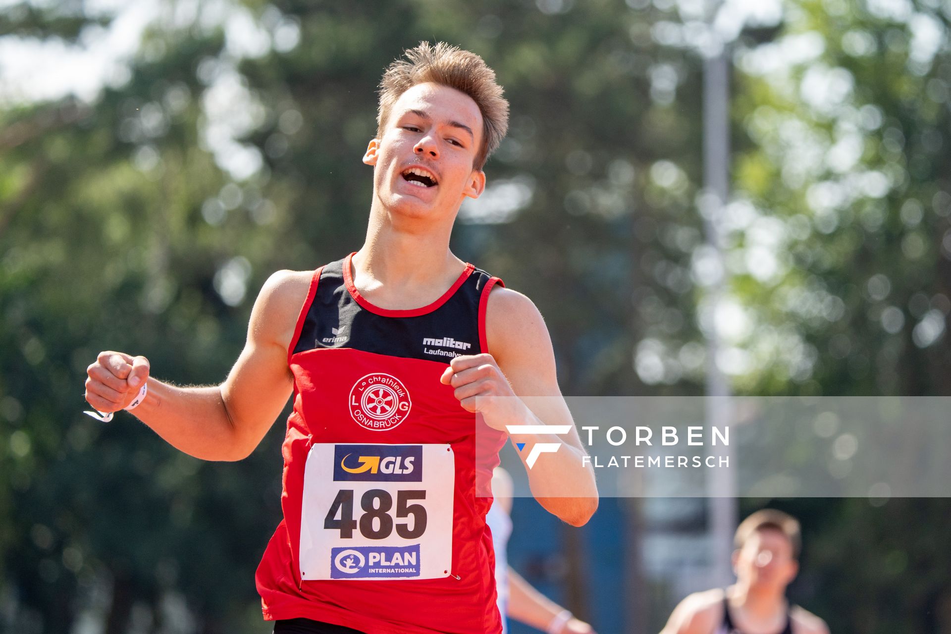 Florian Kroll (LG Osnabrueck) freut sich ueber den Finaleinzug im 400m Vorlauf am 30.07.2021 waehrend den deutschen Leichtathletik-Jugendmeisterschaften 2021 in Rostock