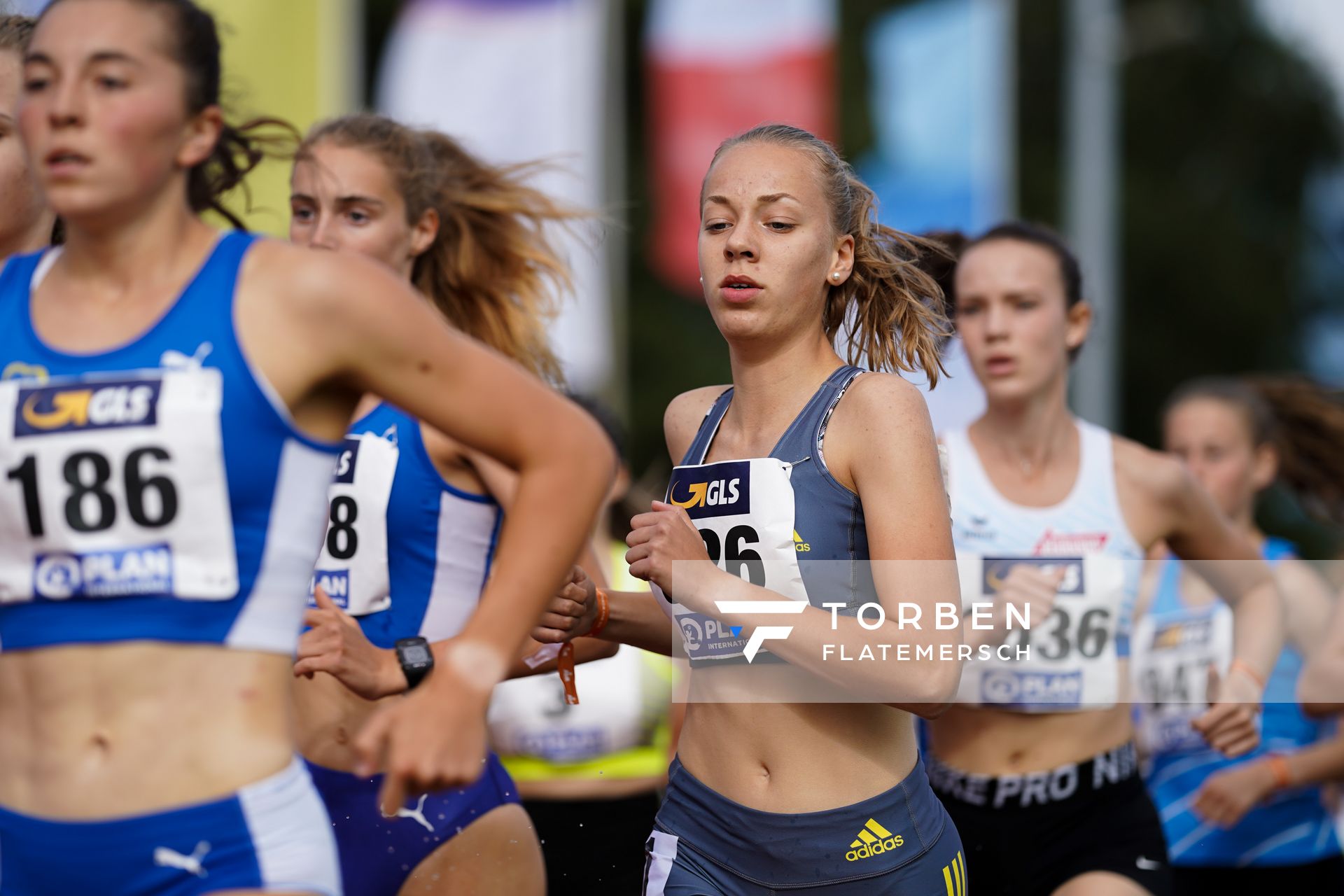 Carolin Hinrichs (VfL Loeningen) im 1500m Finale am 31.07.2021 waehrend den deutschen Leichtathletik-Jugendmeisterschaften 2021 in Rostock (Tag 2)