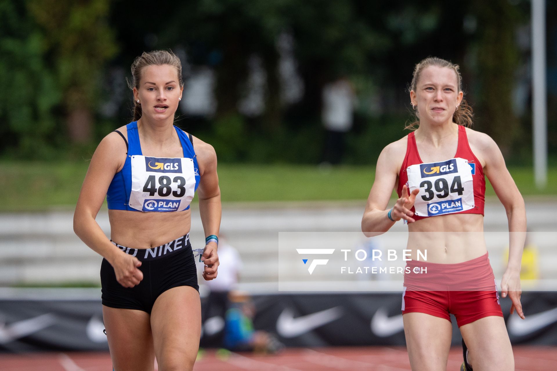 Lea Kimpel (LG Lueneburg) neben Jana Ernst (Hamburger SV) im 200m Vorlauf am 01.08.2021 waehrend den deutschen Leichtathletik-Jugendmeisterschaften 2021 in Rostock (Tag 3)
