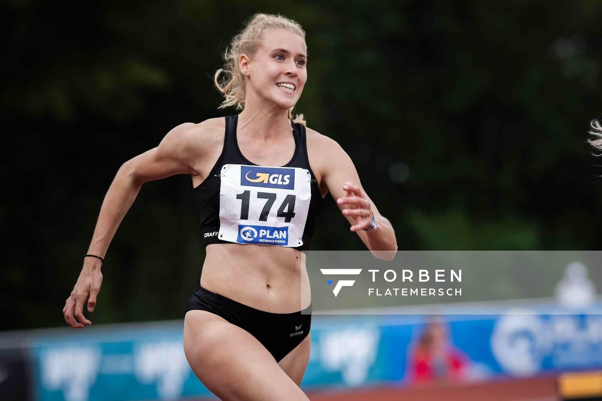 Laura Voss (LAZ Soest) ueber 200m am 21.08.2021 bei den Deutschen Meisterschaften Mehrkampf im Auestadion in Wesel (Tag 2)