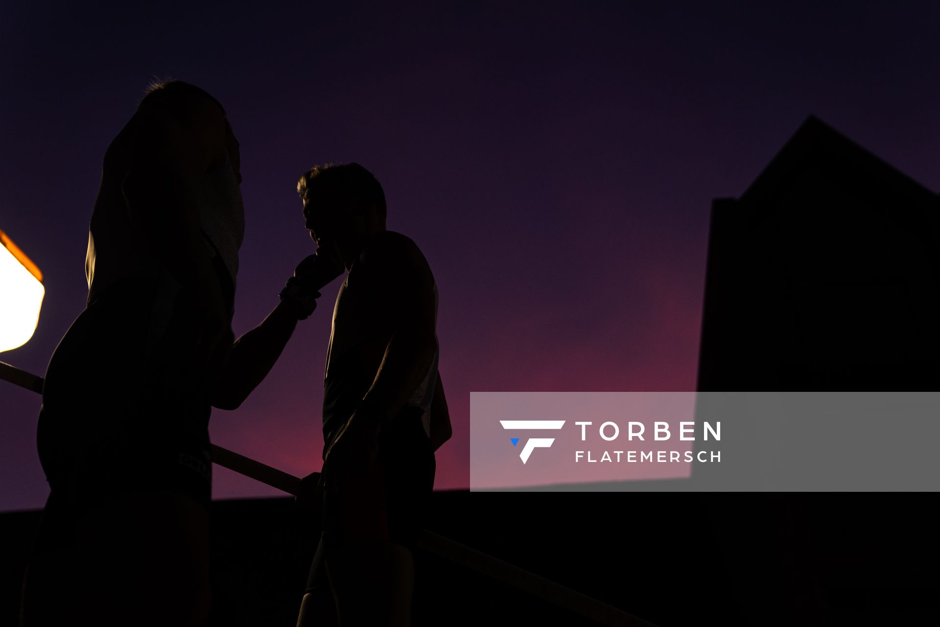 Silhouette zweier Stabhochspringer am 22.09.2021 beim NetAachen-Domspringen 2021 auf dem Katschhof in Aachen