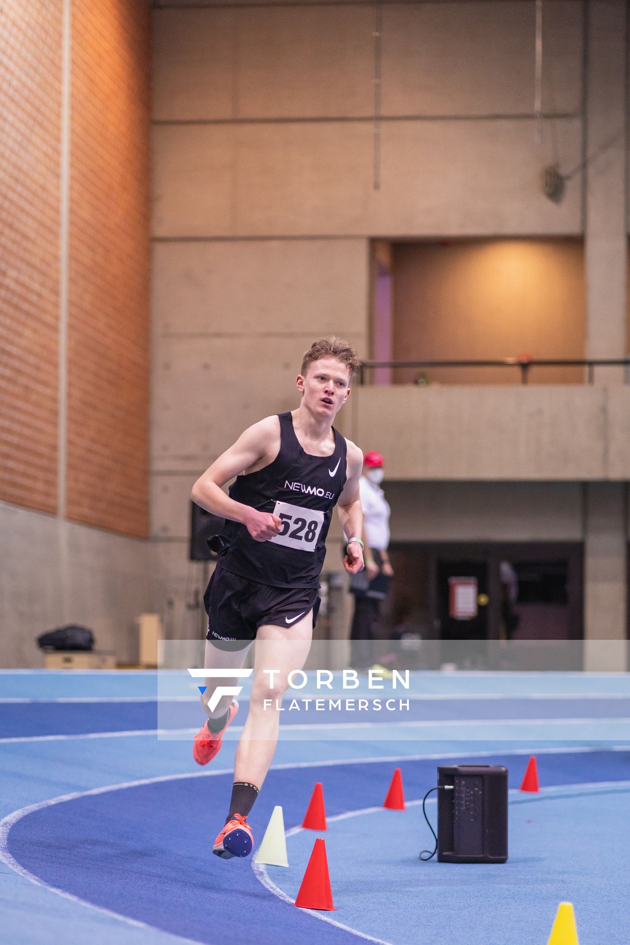 Tammo Doerner (SV Nordenham) ueber 1500m bei den niedersaechsischen Hallenmeisterschaften am 05.02.2022 in der Leichtathletikhalle im Sportleistungszentrum Hannover