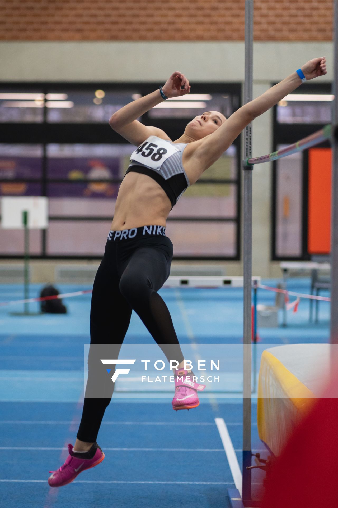 Amira Weber (LG Peiner Land) bei den niedersaechsischen Hallenmeisterschaften am 06.02.2022 in der Leichtathletikhalle im Sportleistungszentrum Hannover