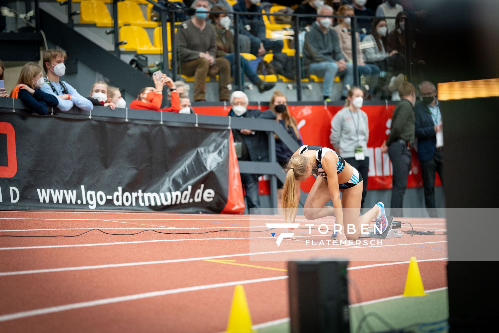 Luna Thiel (VfL Eintracht Hannover) am 400m Start am 12.02.2022 beim PSD Bank Indoor Meeting in der Helmut-Körnig-Halle in Dortmund