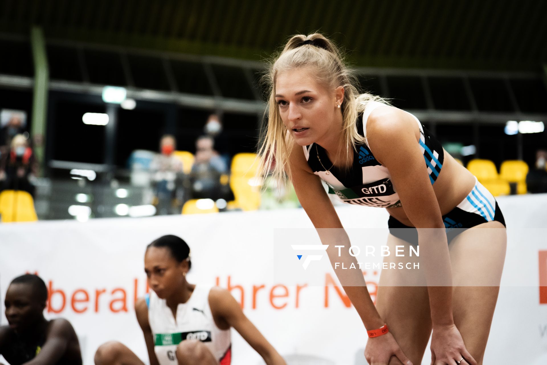 Luna Thiel (VfL Eintracht Hannover) wartet auf ihre Zeit ueber 400m am 12.02.2022 beim PSD Bank Indoor Meeting in der Helmut-Körnig-Halle in Dortmund