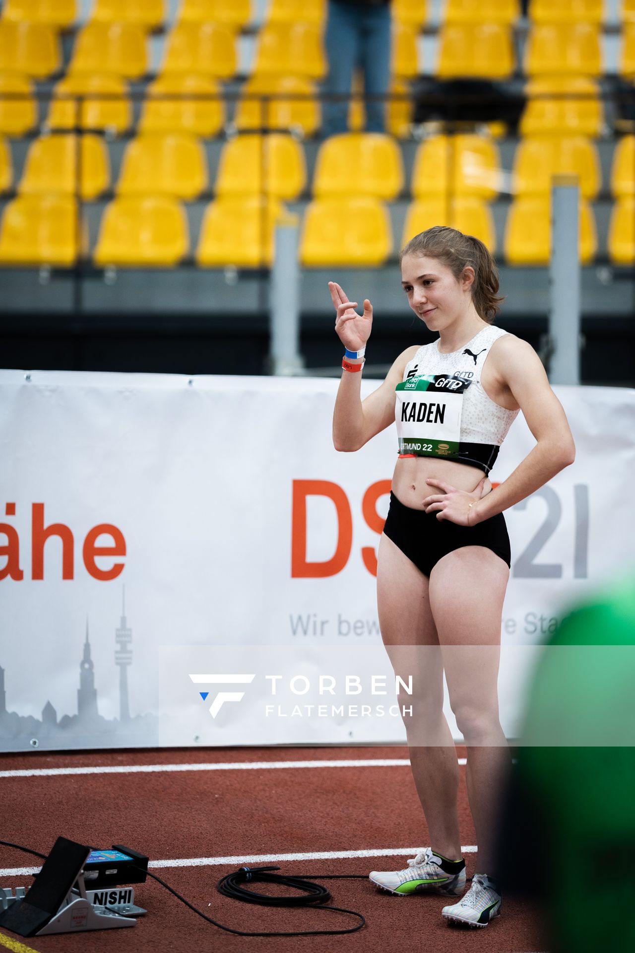 Lilly Kaden (LG Olympia Dortmund) am 200m Start am 12.02.2022 beim PSD Bank Indoor Meeting in der Helmut-Körnig-Halle in Dortmund