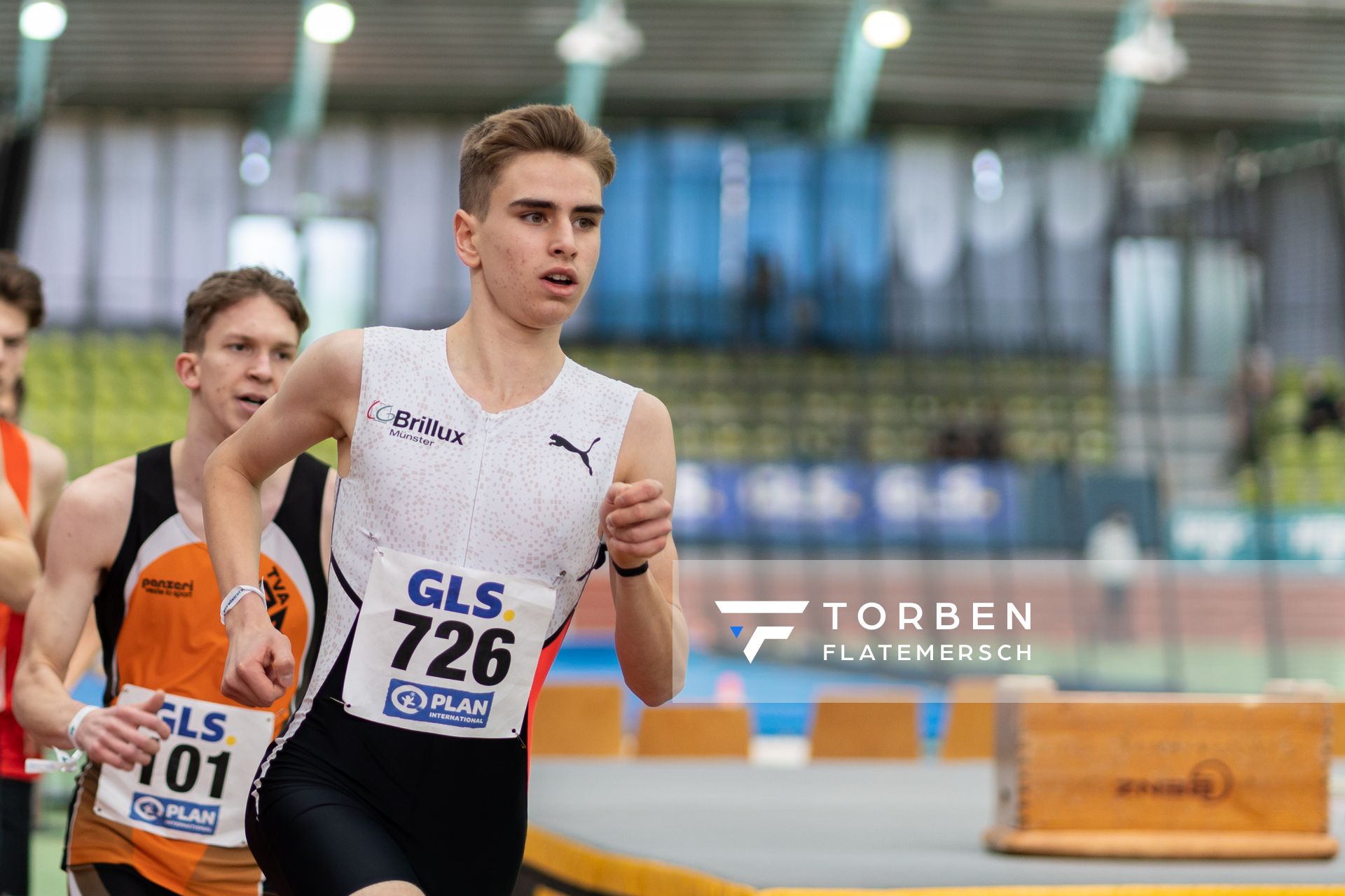 Silas Zahlten (LG Brillux Muenster) im 1500m Vorlauf am 19.02.2022 waehrend der Deutsche Jugend-Hallenmeisterschaften U20 im Glaspalast in Sindelfingen