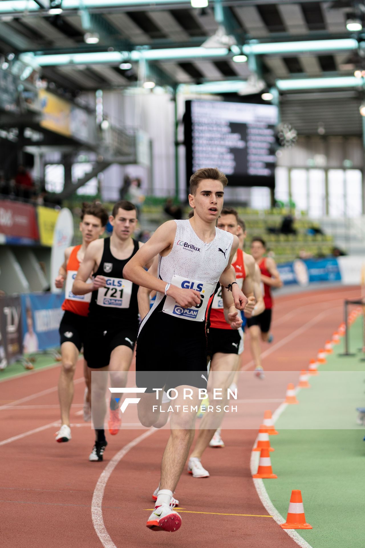 Silas Zahlten (LG Brillux Muenster) im 1500m Vorlauf am 19.02.2022 waehrend der Deutsche Jugend-Hallenmeisterschaften U20 im Glaspalast in Sindelfingen