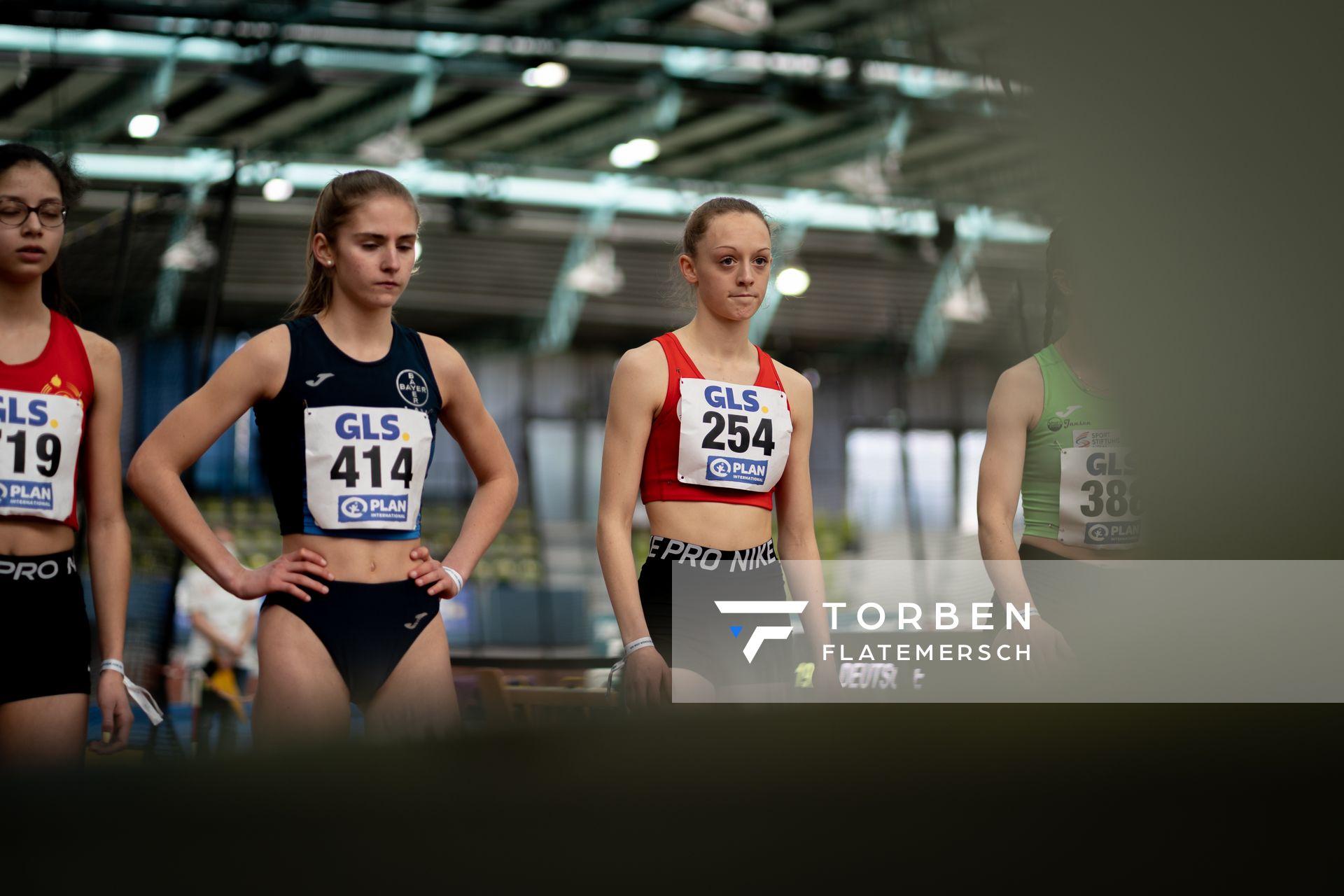 Maxima Majer (LAV Bayer Uerdingen/Dormagen), Nele Heymann (TuS Haren) beim Start des 1500m Vorlaufs am 19.02.2022 waehrend der Deutsche Jugend-Hallenmeisterschaften U20 im Glaspalast in Sindelfingen