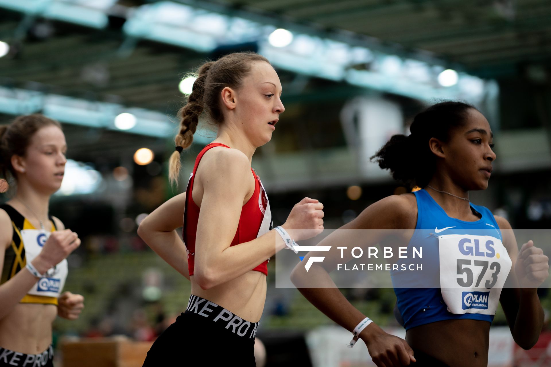 Nele Heymann (TuS Haren) im 1500m Vorlauf am 19.02.2022 waehrend der Deutsche Jugend-Hallenmeisterschaften U20 im Glaspalast in Sindelfingen