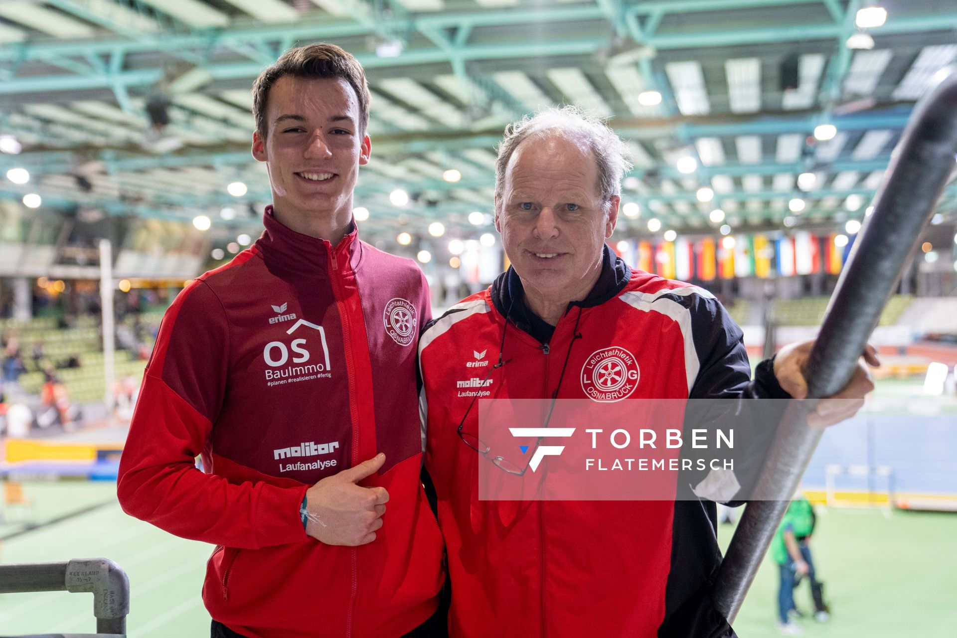Florian Kroll (LG Osnabrueck) und Trainer Anton Siemer (LG Osnabrueck) am 19.02.2022 waehrend der Deutsche Jugend-Hallenmeisterschaften U20 im Glaspalast in Sindelfingen