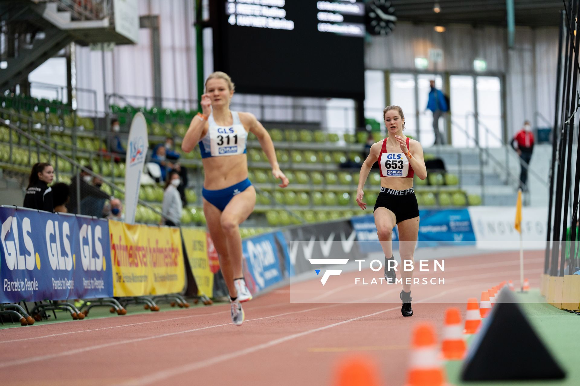 Lina Stolle (LG Braunschweig) im 200m Vorlauf am 20.02.2022 waehrend der Deutschen Jugend-Hallenmeisterschaften U20 im Glaspalast in Sindelfingen