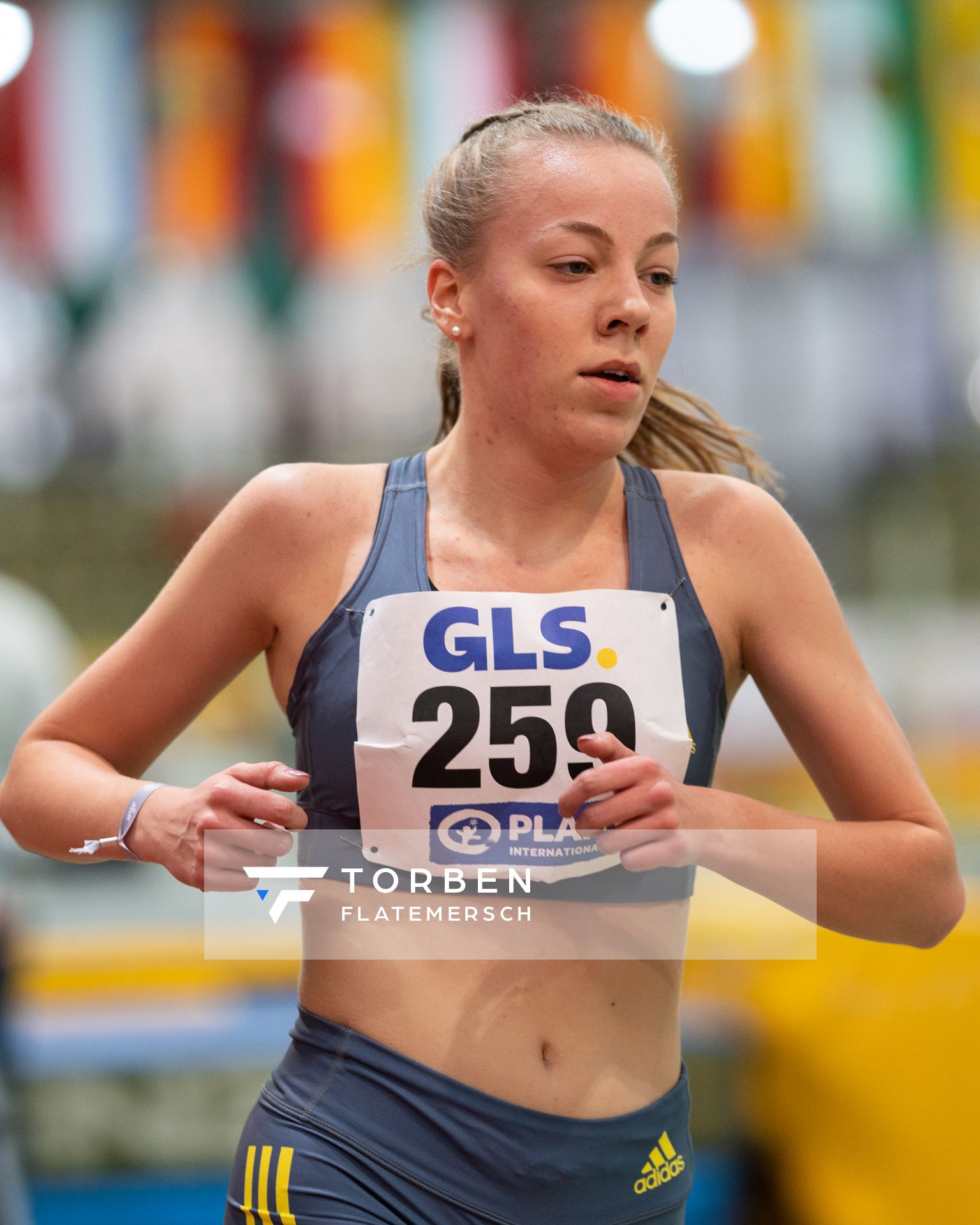 Sophie Hinrichs (VfL Loeningen) ueber 3000m am 20.02.2022 waehrend der Deutschen Jugend-Hallenmeisterschaften U20 im Glaspalast in Sindelfingen
