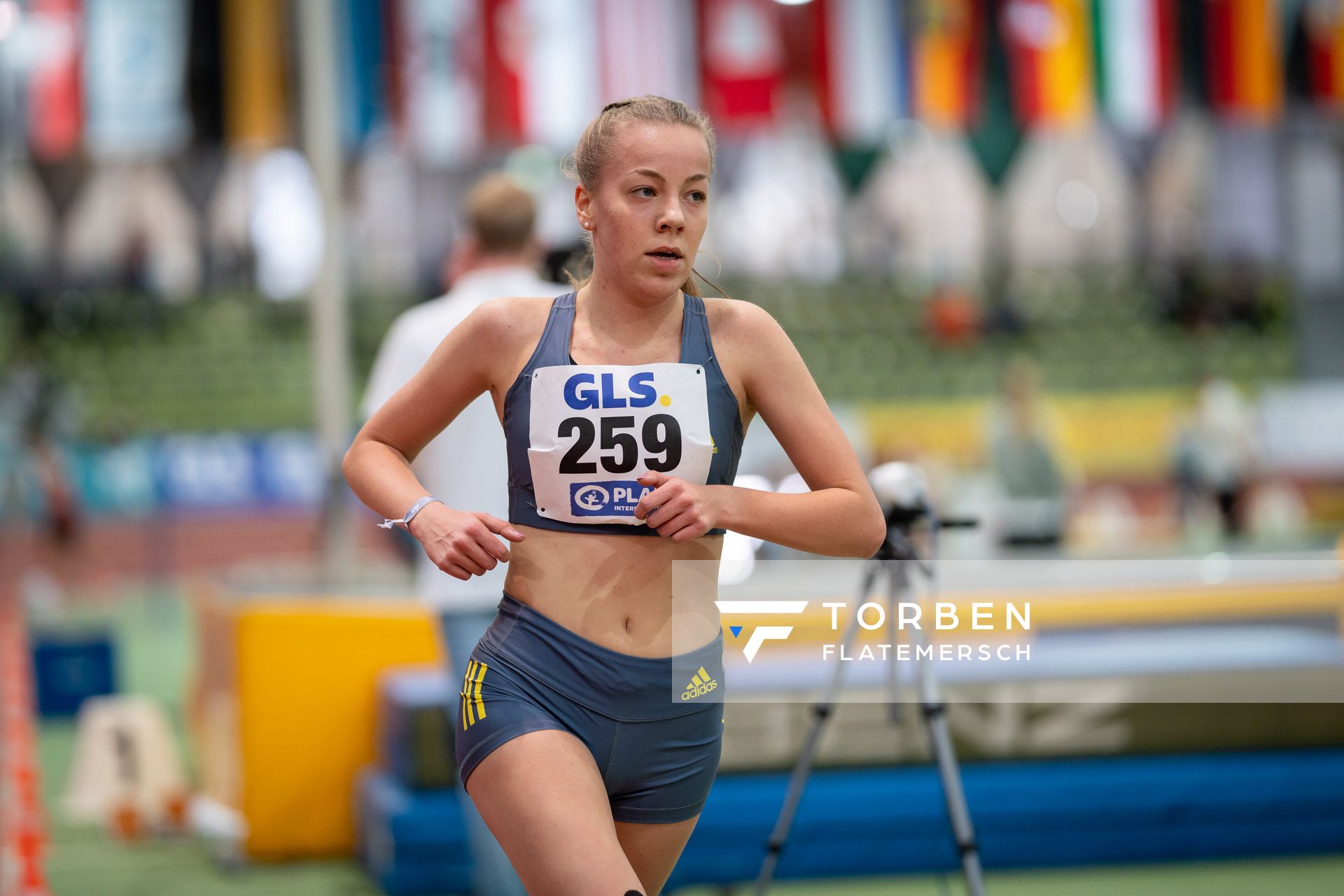 Sophie Hinrichs (VfL Loeningen) ueber 3000m am 20.02.2022 waehrend der Deutschen Jugend-Hallenmeisterschaften U20 im Glaspalast in Sindelfingen