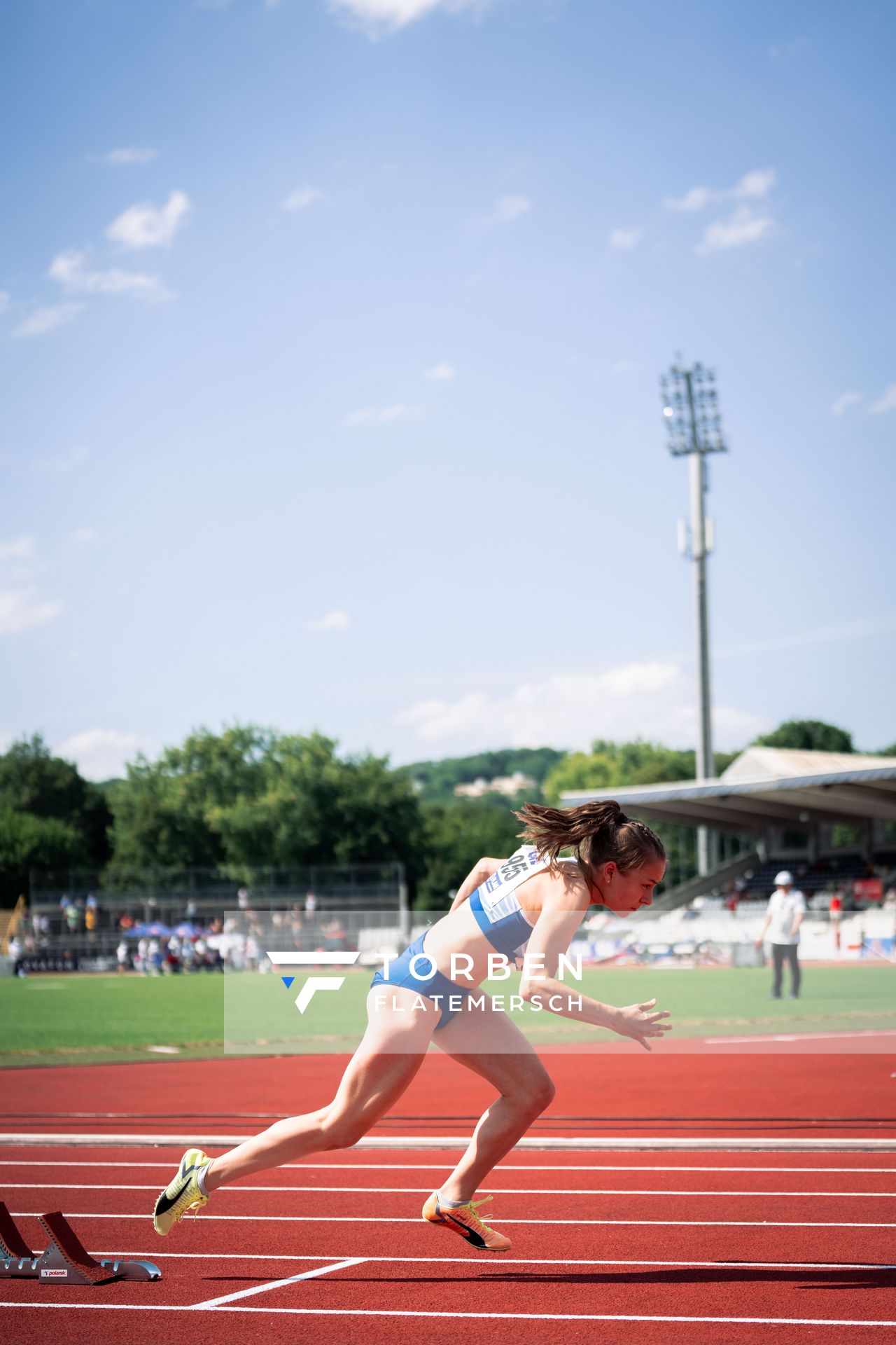 Anna Weichelt (TSG Oederan e.V.) beim 400m Start am 15.07.2022 waehrend den deutschen Leichtathletik-Jugendmeisterschaften 2022 in Ulm