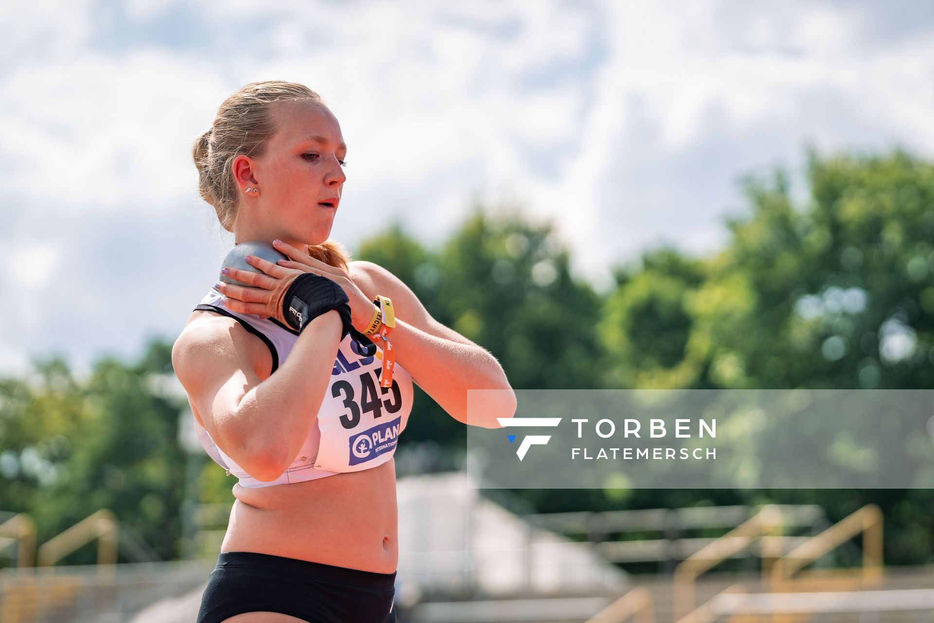 Sofie Groeninger (LG Sempt) beim Kugelstossen am 15.07.2022 waehrend den deutschen Leichtathletik-Jugendmeisterschaften 2022 in Ulm