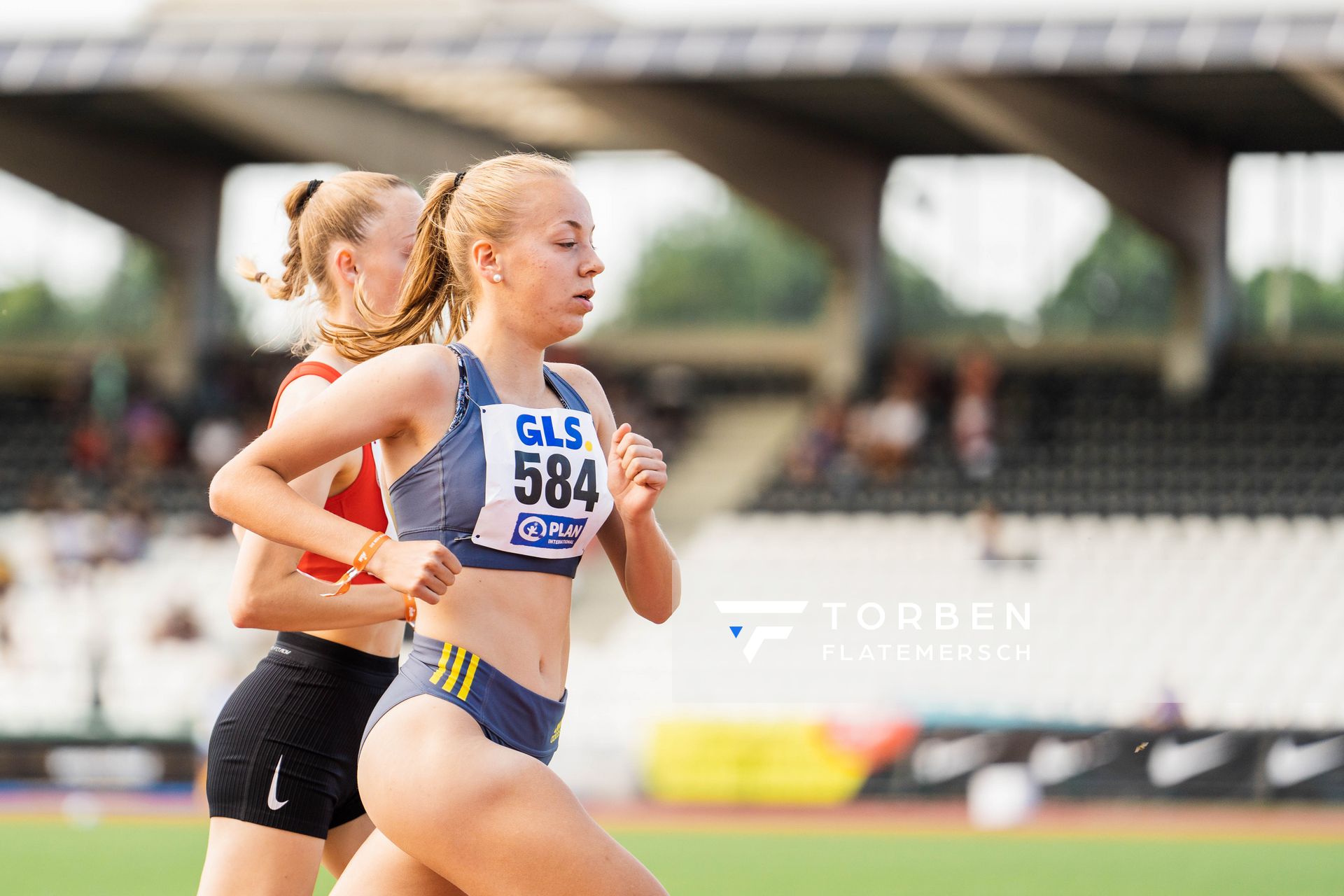 Carolin Hinrichs (VfL Loeningen) ueber 1500m am 15.07.2022 waehrend den deutschen Leichtathletik-Jugendmeisterschaften 2022 in Ulm