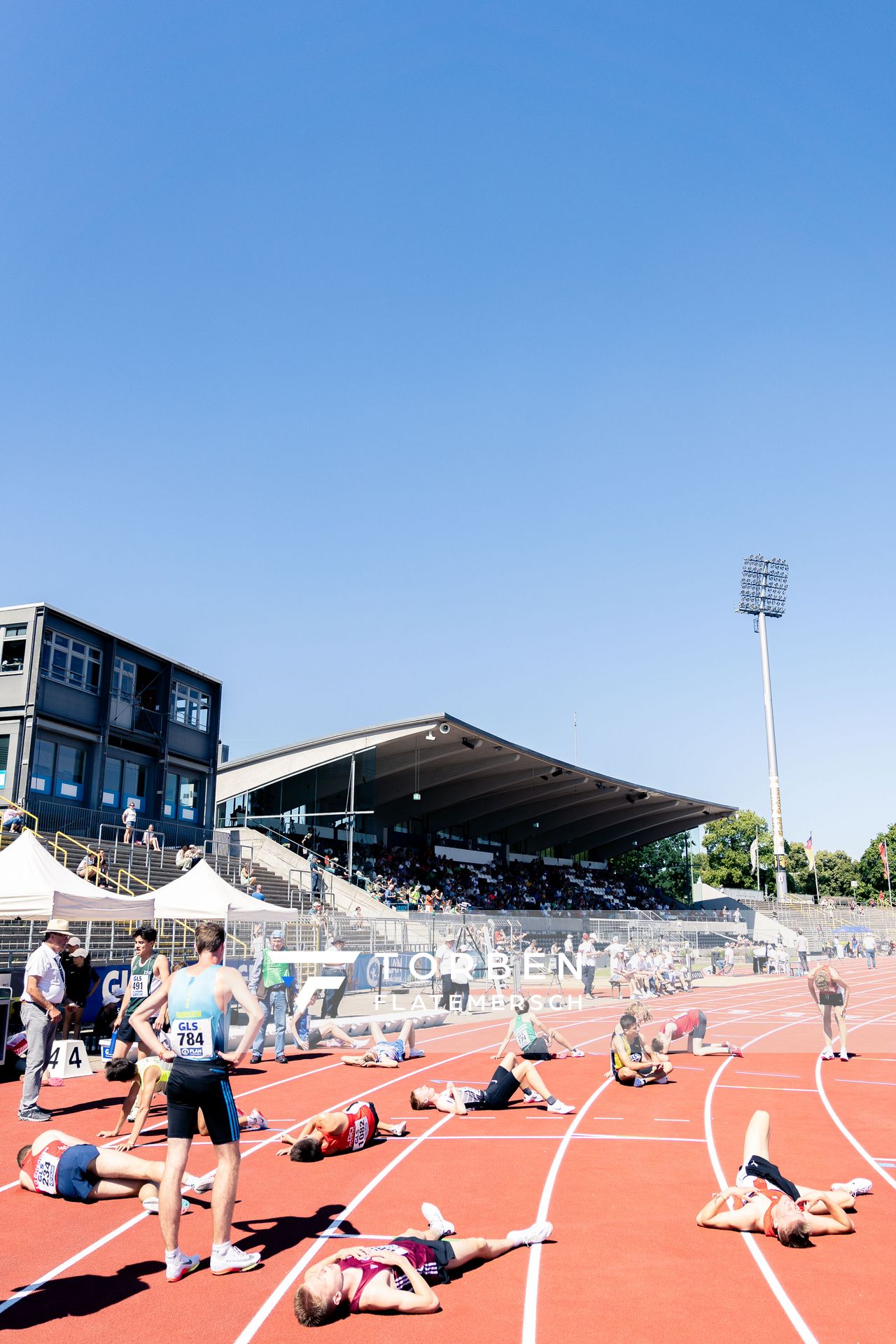 3000m Lauefer erschoepft im Ziel am 17.07.2022 waehrend den deutschen Leichtathletik-Jugendmeisterschaften 2022 in Ulm