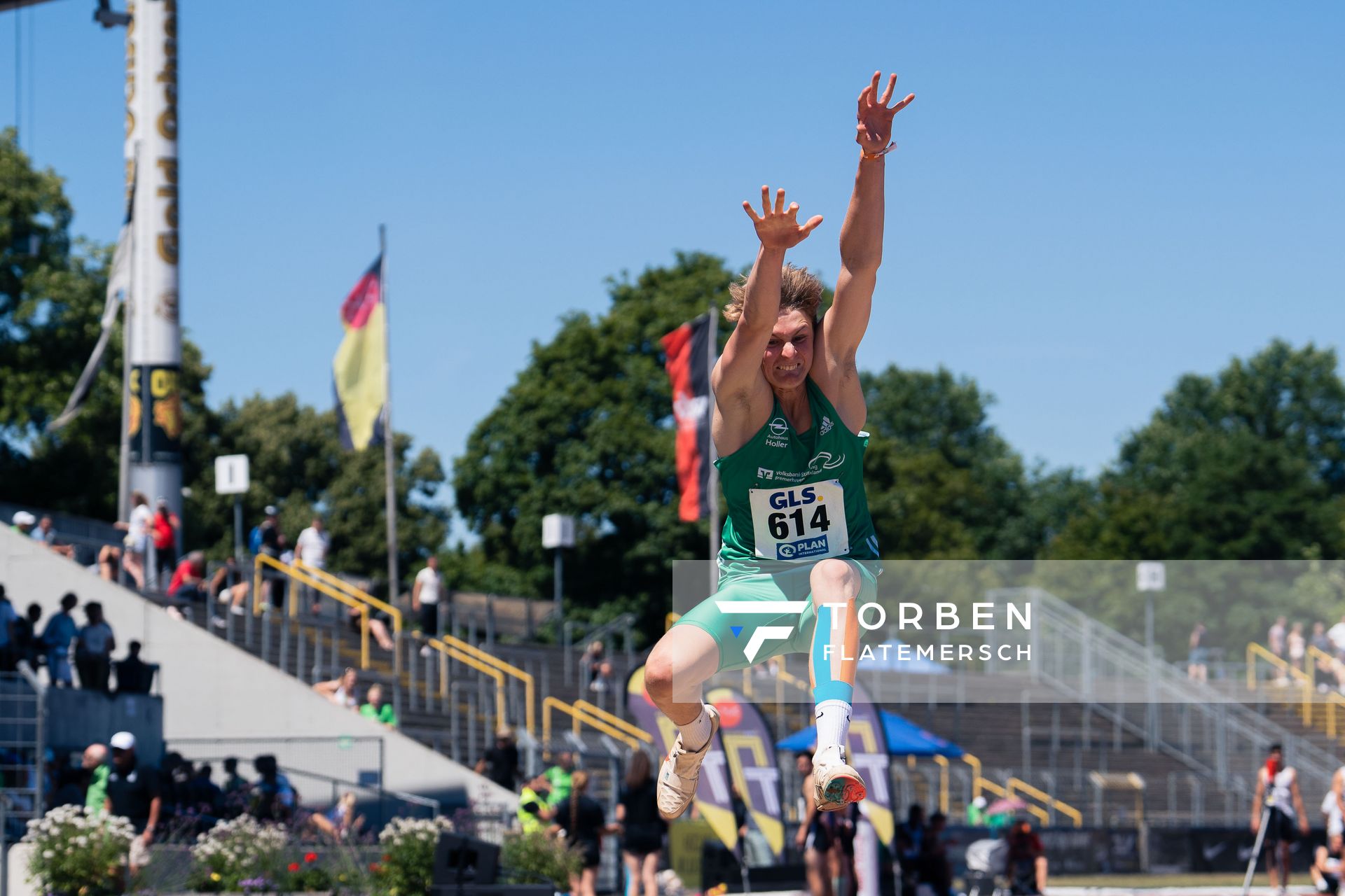 Ole Stein (TSV Wehdel) im Weitsprung am 17.07.2022 waehrend den deutschen Leichtathletik-Jugendmeisterschaften 2022 in Ulm