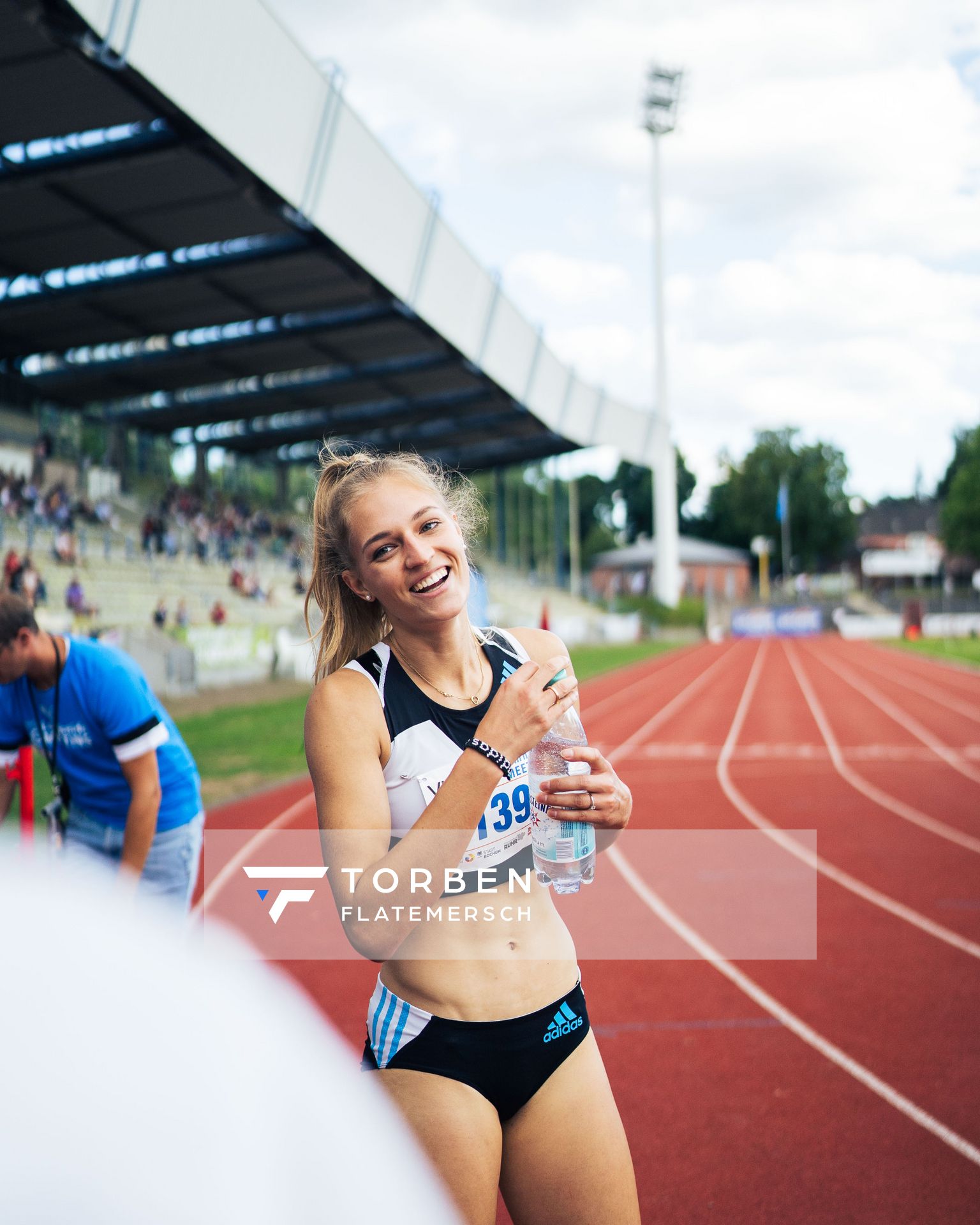 Luna Thiel (VfL Eintracht Hannover) nach dem 400m Lauf am 06.08.2022 beim Lohrheide-Meeting im Lohrheidestadion in Bochum-Wattenscheid