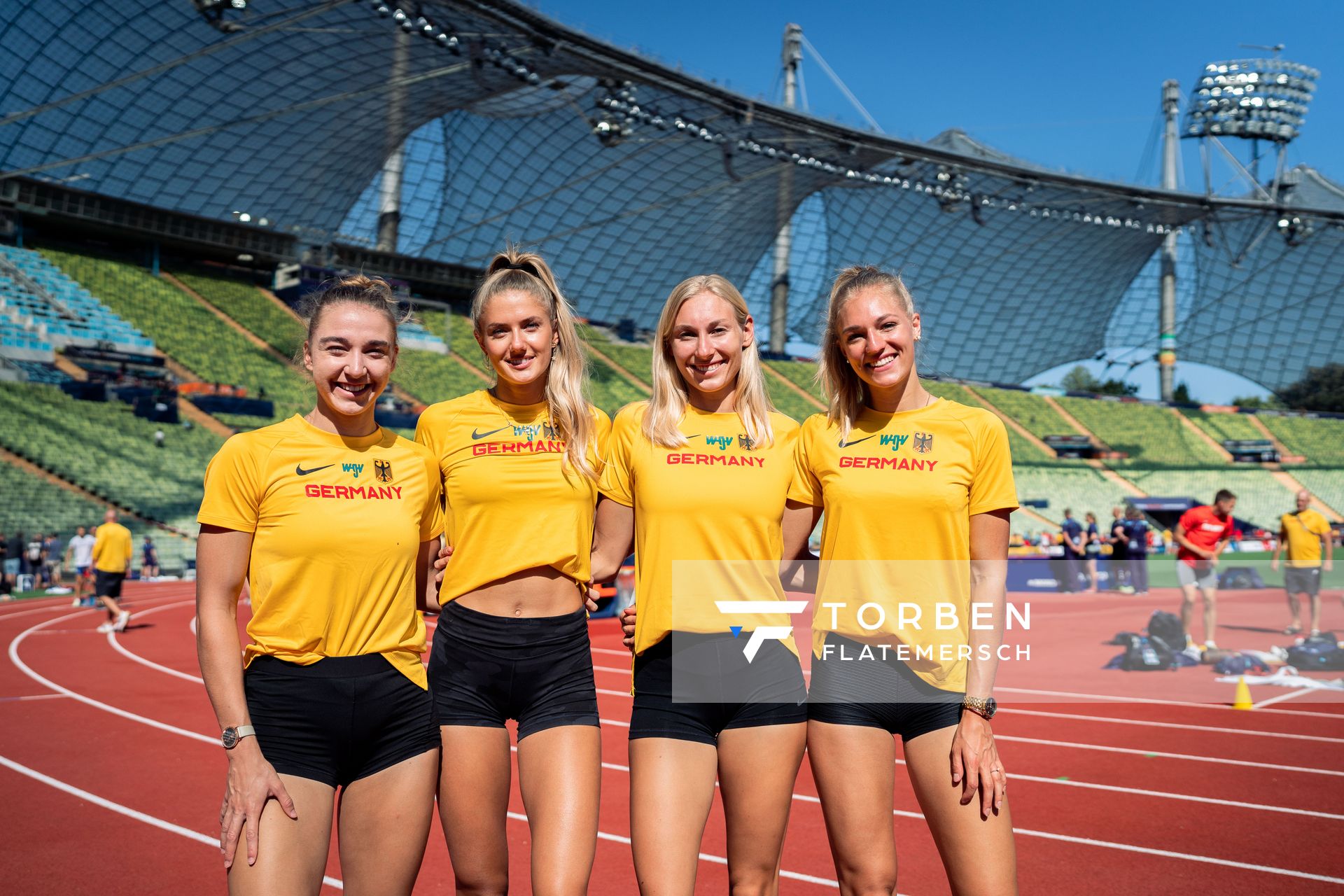 Training mit am Mona Mayer (GER), Alica Schmidt (GER), Elisa Lechleitner (GER) und Luna Thiel (GER) 14.08.2022 bei den Leichtathletik-Europameisterschaften im Olympiapark in Muenchen