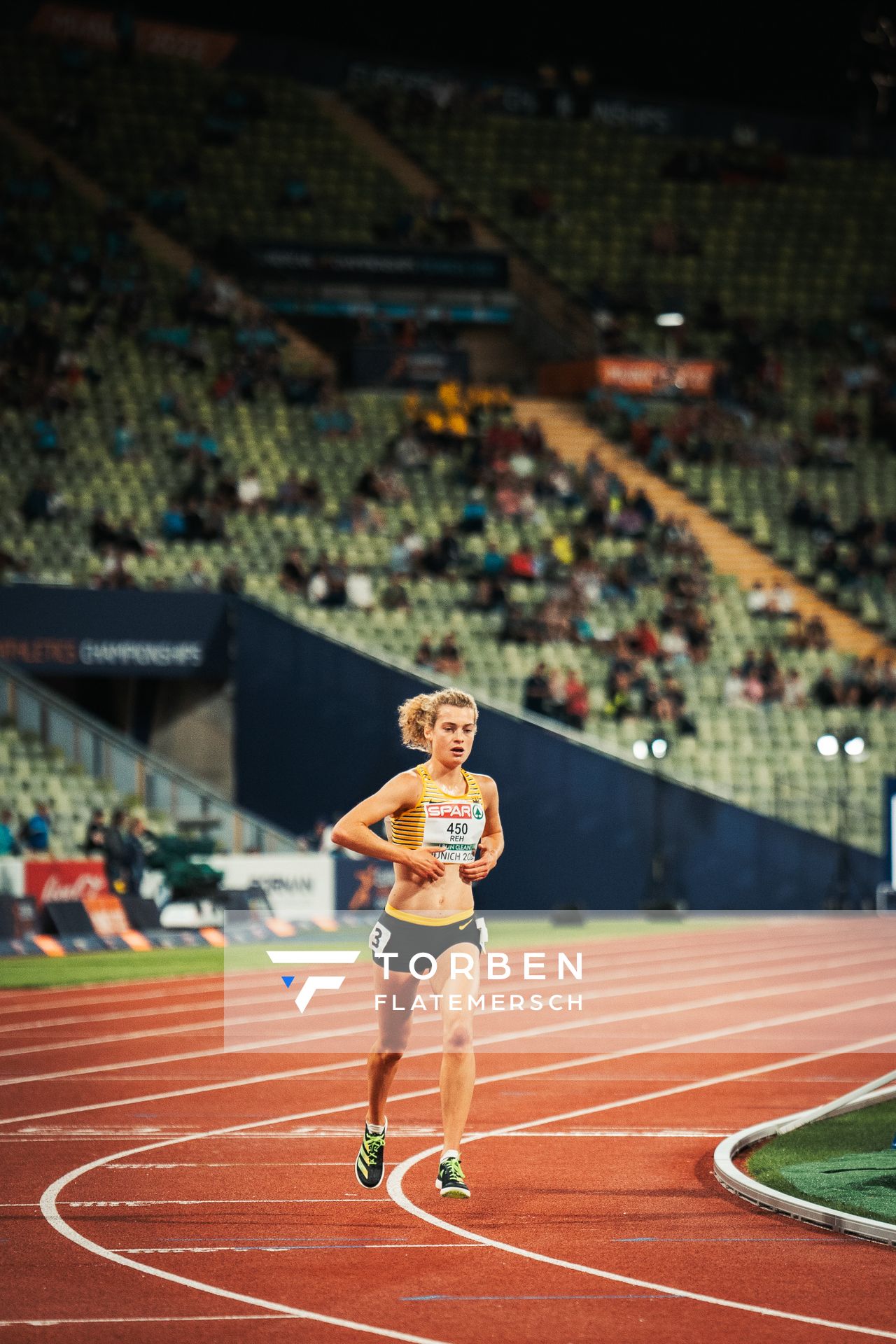 Alina Reh (GER) mit Magenkraempfen ueber 10000m am 15.08.2022 bei den Leichtathletik-Europameisterschaften in Muenchen