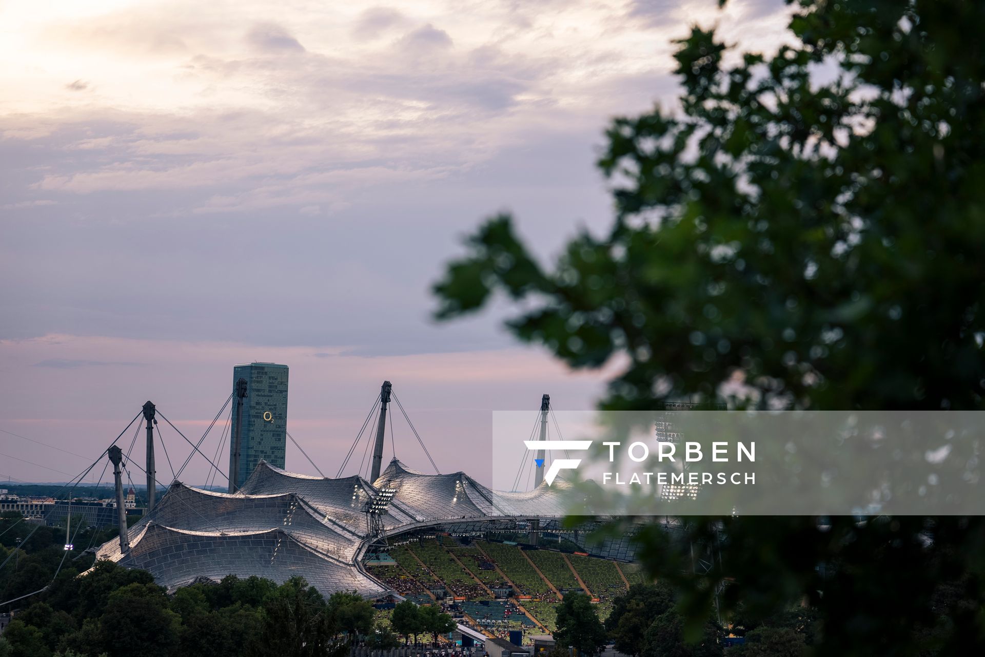 Der Olympiapark mit Blick auf das Olympiastadion am 17.08.2022 bei den Leichtathletik-Europameisterschaften in Muenchen