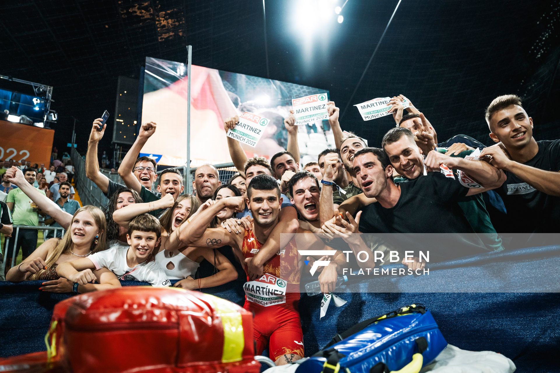 Asier Martínez (SPA) mit seinen Fans am 17.08.2022 bei den Leichtathletik-Europameisterschaften in Muenchen