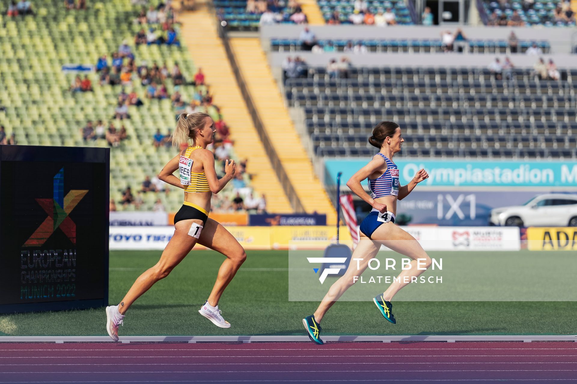 Elizabeth Bird (GBR) vor Lea Meyer (GER) beim 3000m Hindernis Vorlauf am 18.08.2022 bei den Leichtathletik-Europameisterschaften in Muenchen
