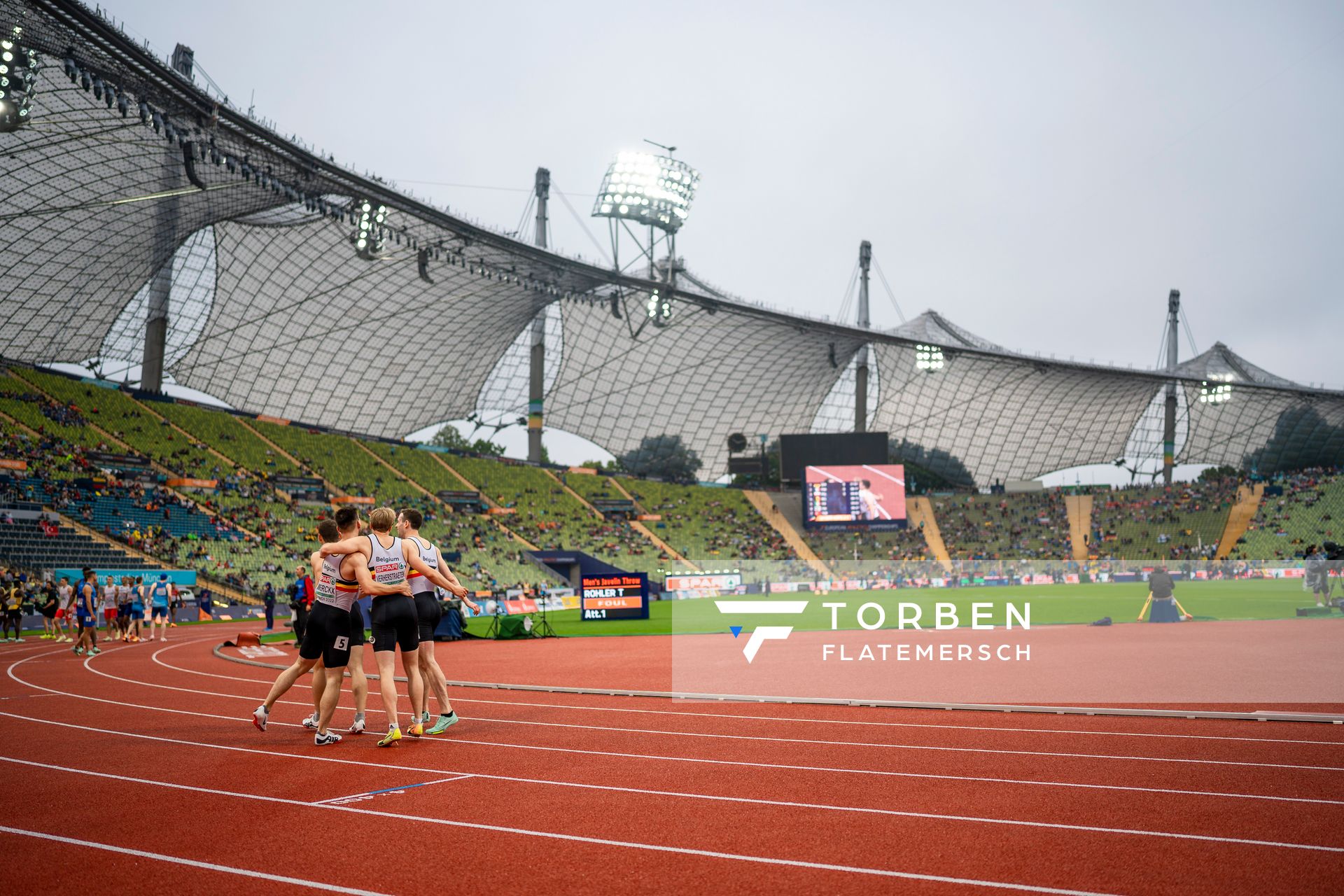 Die belgische 4x400m Staffel mit Alexander Doom (BEL), Jonathan Borlee (BEL), Jonathan Sacoor (BEL), Dylan Borlee (BEL) freut sich ueber den Finaleinzug am 19.08.2022 bei den Leichtathletik-Europameisterschaften in Muenchen