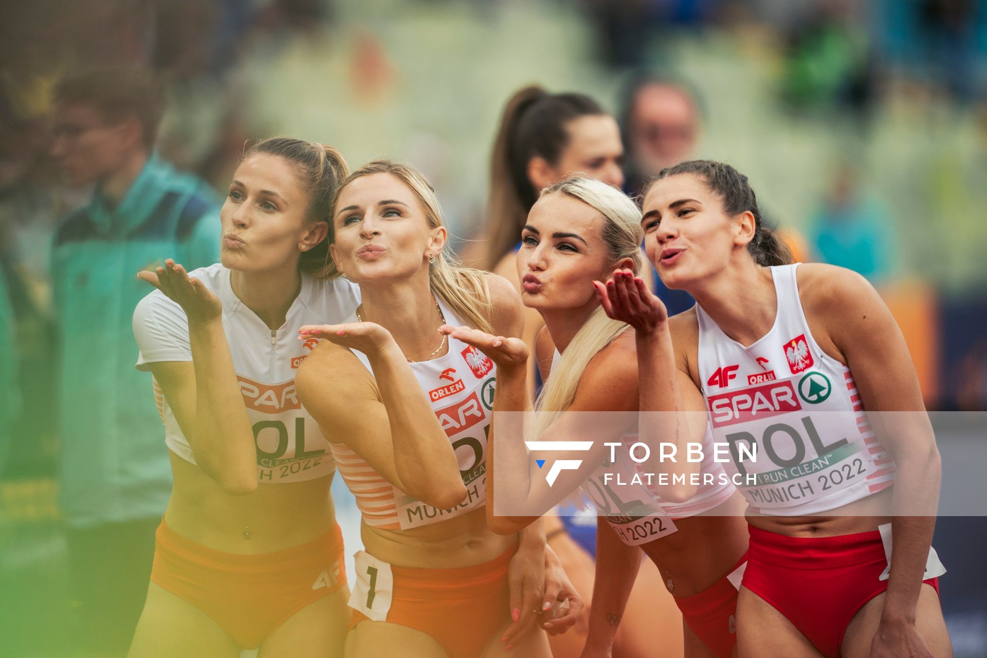 Die 4x400m Staffel von Polen: Kinga Gacka (POL), Malgorzata Holub-Kowalik (POL), Justyna Swiety-Ersetic (POL), Natalia Kaczmarek (POL) am 19.08.2022 bei den Leichtathletik-Europameisterschaften in Muenchen