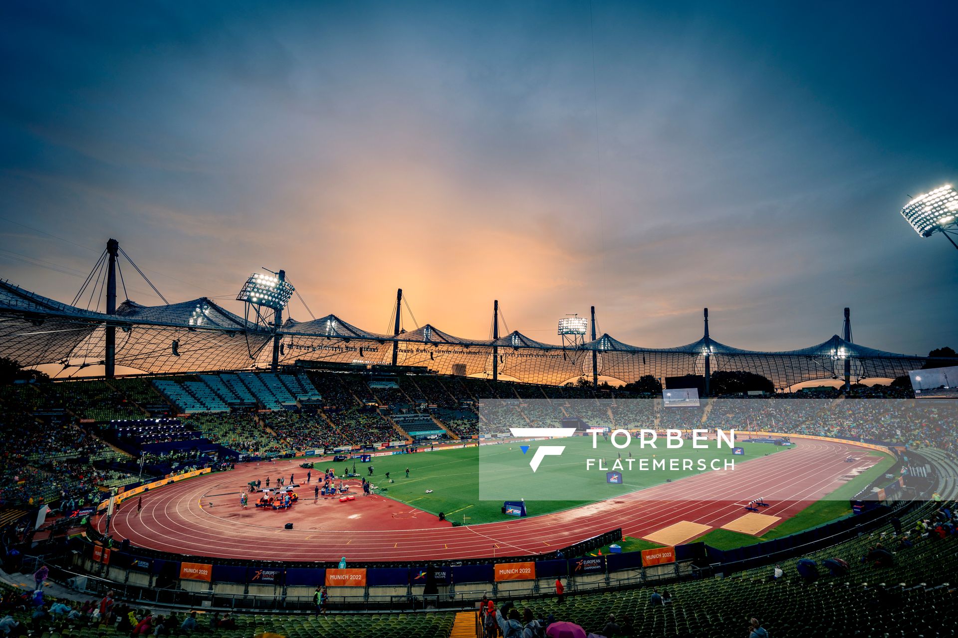 Sonnenuntergang im Olympiastadion am 20.08.2022 bei den Leichtathletik-Europameisterschaften in Muenchen