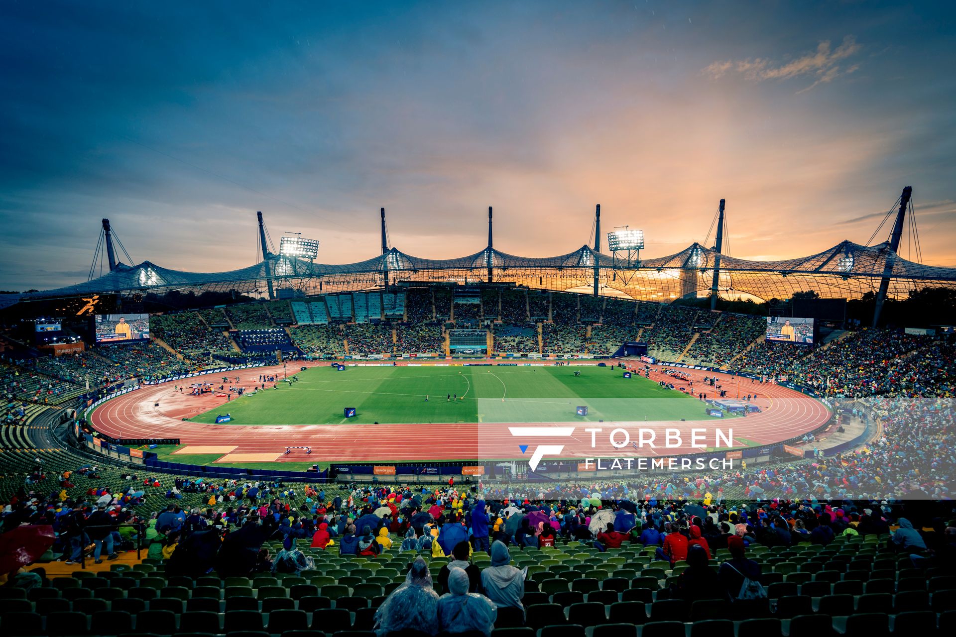 Das Olympiastadion Muenchen zeigt sich von der besten Seite beim Sonnenuntergang am 20.08.2022 bei den Leichtathletik-Europameisterschaften in Muenchen