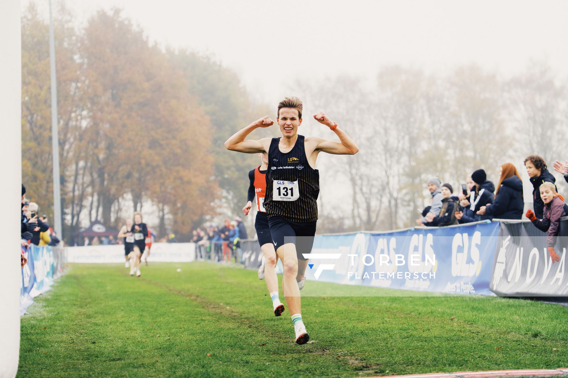 David Scheller (BY/ LG Main-Spessart) gewinnt in der maennlichen Jugend U18 am 26.11.2022  waehrend den deutschen Crosslauf-Meisterschaften auf Sportanlage an der Ringstrasse in Loeningen