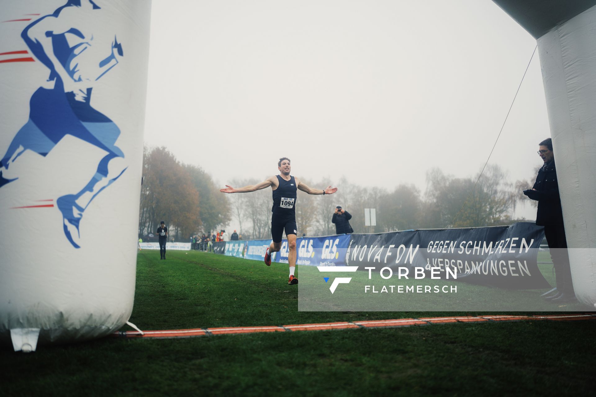 Jens Mergenthaler (Wue/ SV Winnenden) gewinnt die Mittelstrecke am 26.11.2022  waehrend den deutschen Crosslauf-Meisterschaften auf Sportanlage an der Ringstrasse in Loeningen