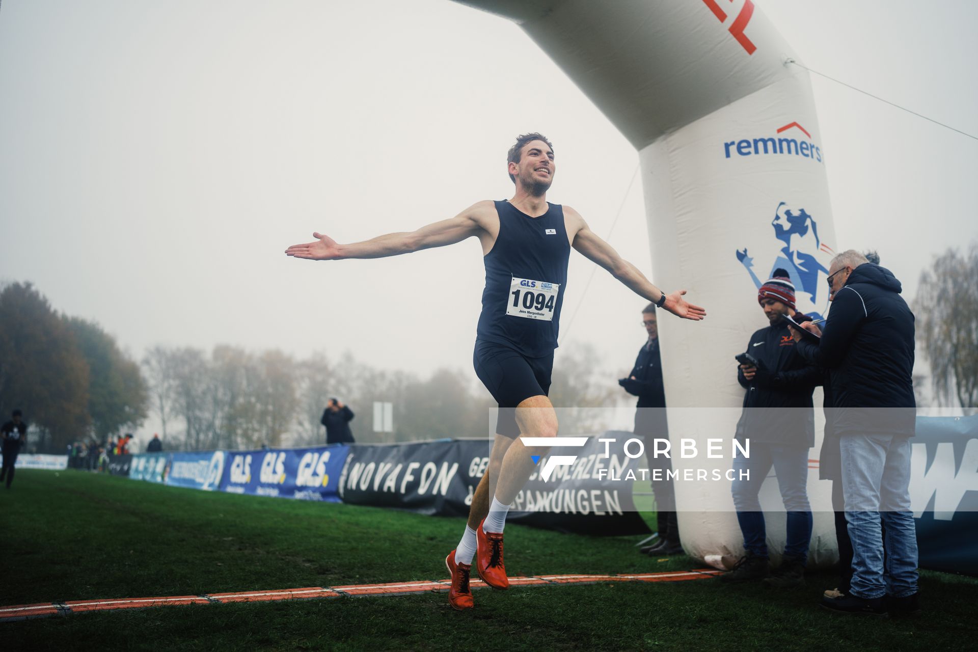 Jens Mergenthaler (Wue/ SV Winnenden) gewinnt die Mittelstrecke am 26.11.2022  waehrend den deutschen Crosslauf-Meisterschaften auf Sportanlage an der Ringstrasse in Loeningen