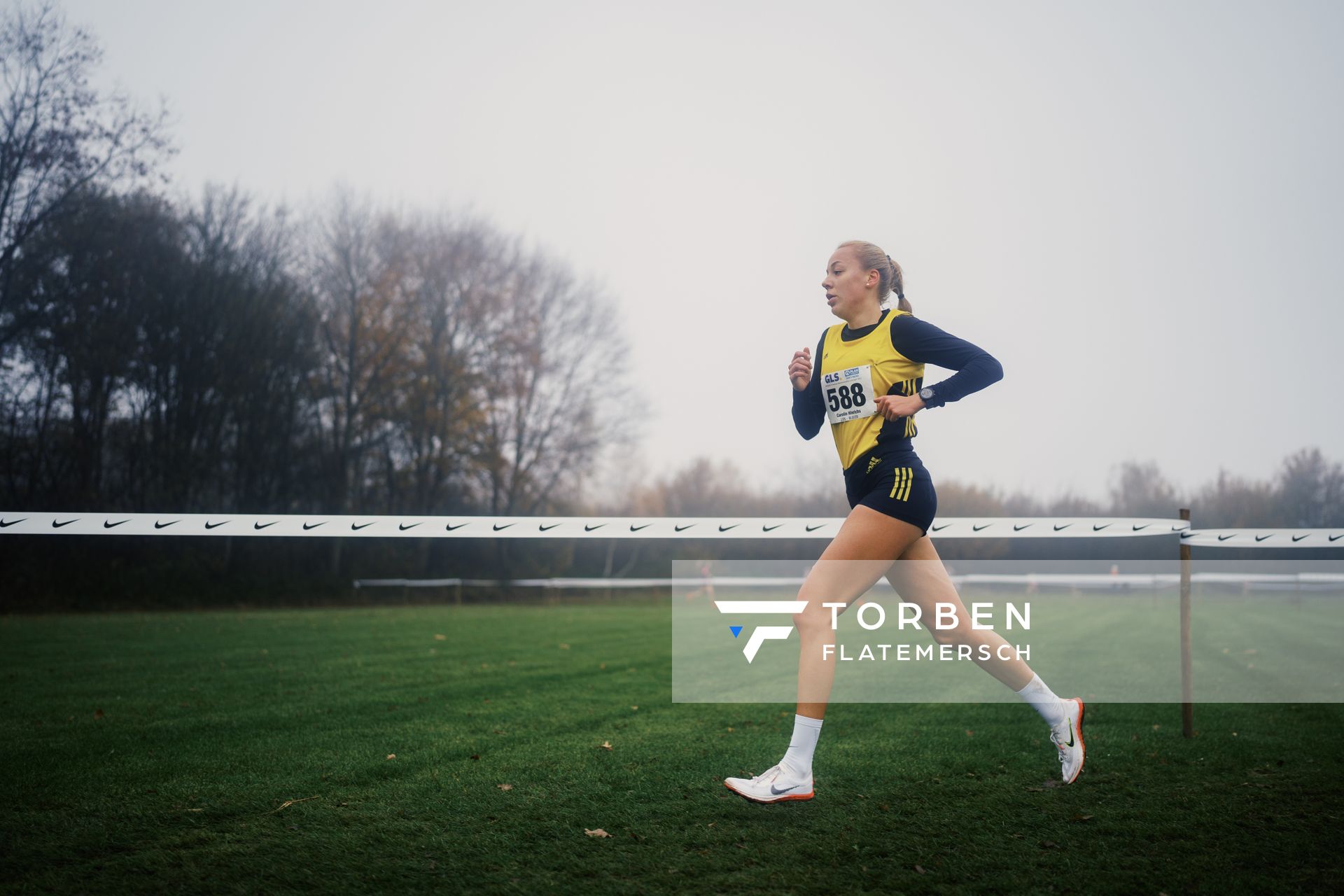Carolin Hinrichs (NI/ VfL Loeningen) am 26.11.2022  waehrend den deutschen Crosslauf-Meisterschaften auf Sportanlage an der Ringstrasse in Loeningen